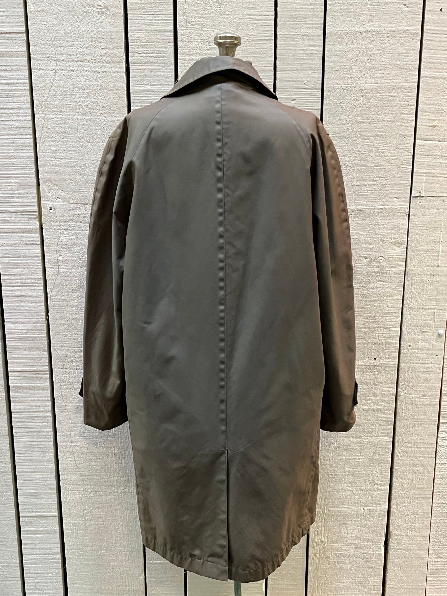 Vintage Centennial Sportswear toupe trench coat with removable orange lining, button closures and two front pockets.
Made in Canada
Chest 46”
