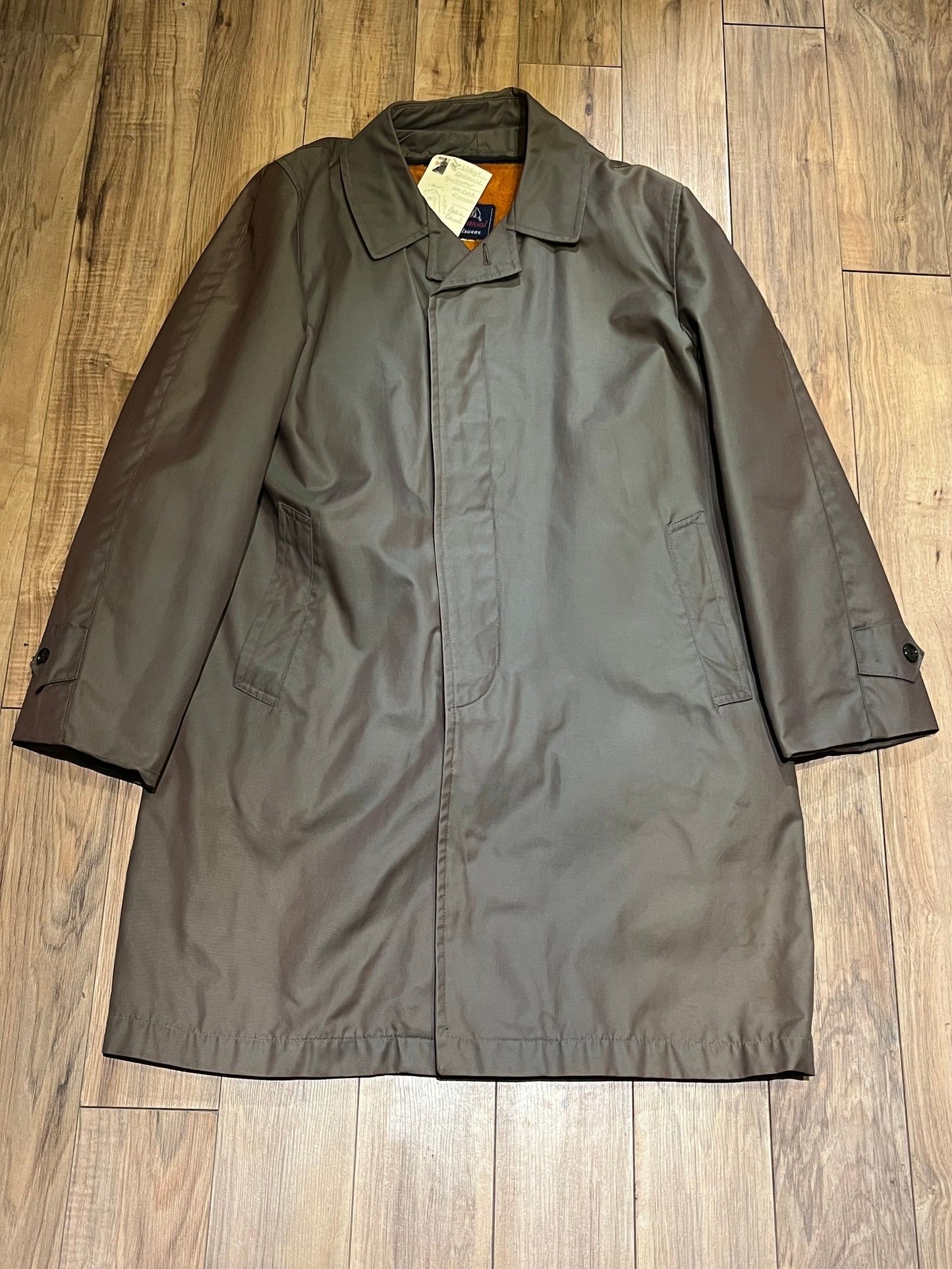 Vintage Centennial Sportswear toupe trench coat with removable orange lining, button closures and two front pockets.
Made in Canada
Chest 46”