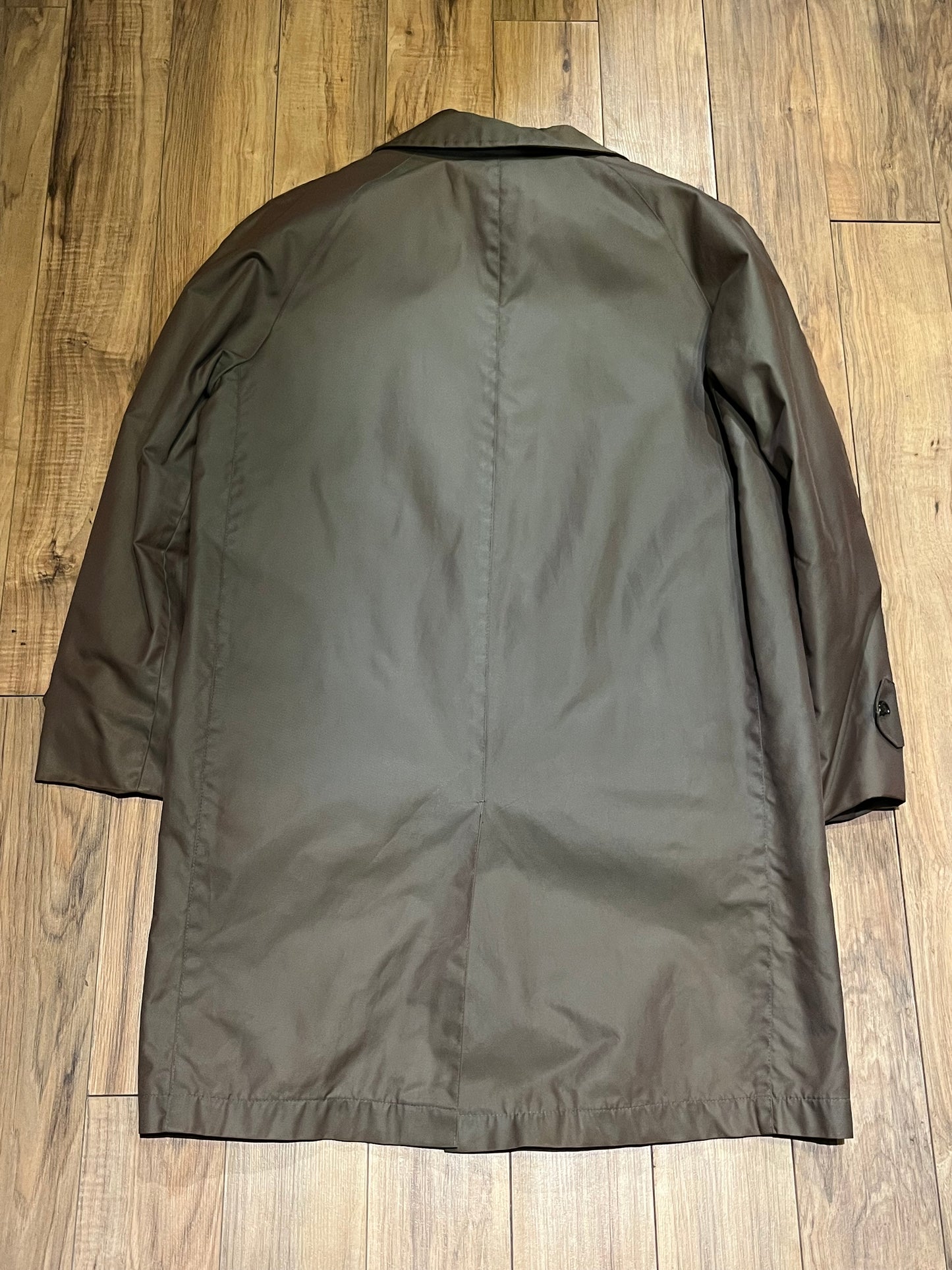 Vintage Centennial Sportswear toupe trench coat with removable orange lining, button closures and two front pockets.
Made in Canada
Chest 46”
