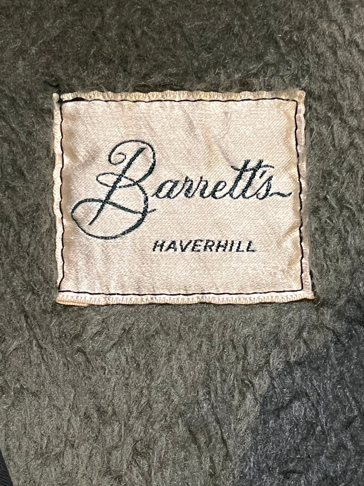 Vintage 60’s Barretts Haverhill green/grey trench coat with nylon/ cotton/viscose blend shell, zip out lining, button closures and two front pockets.
Made in USA
Chest 50”