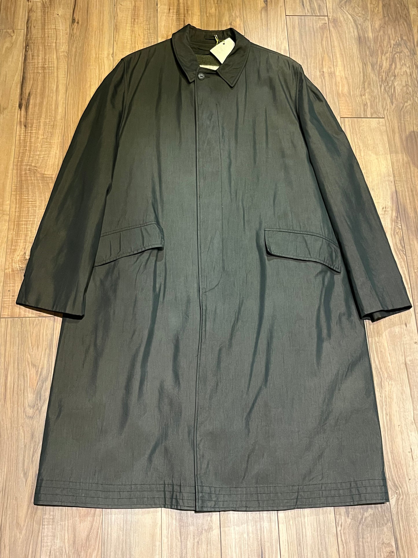 Vintage 60’s Barretts Haverhill green/grey trench coat with nylon/ cotton/viscose blend shell, zip out lining, button closures and two front pockets.
Made in USA
Chest 50”