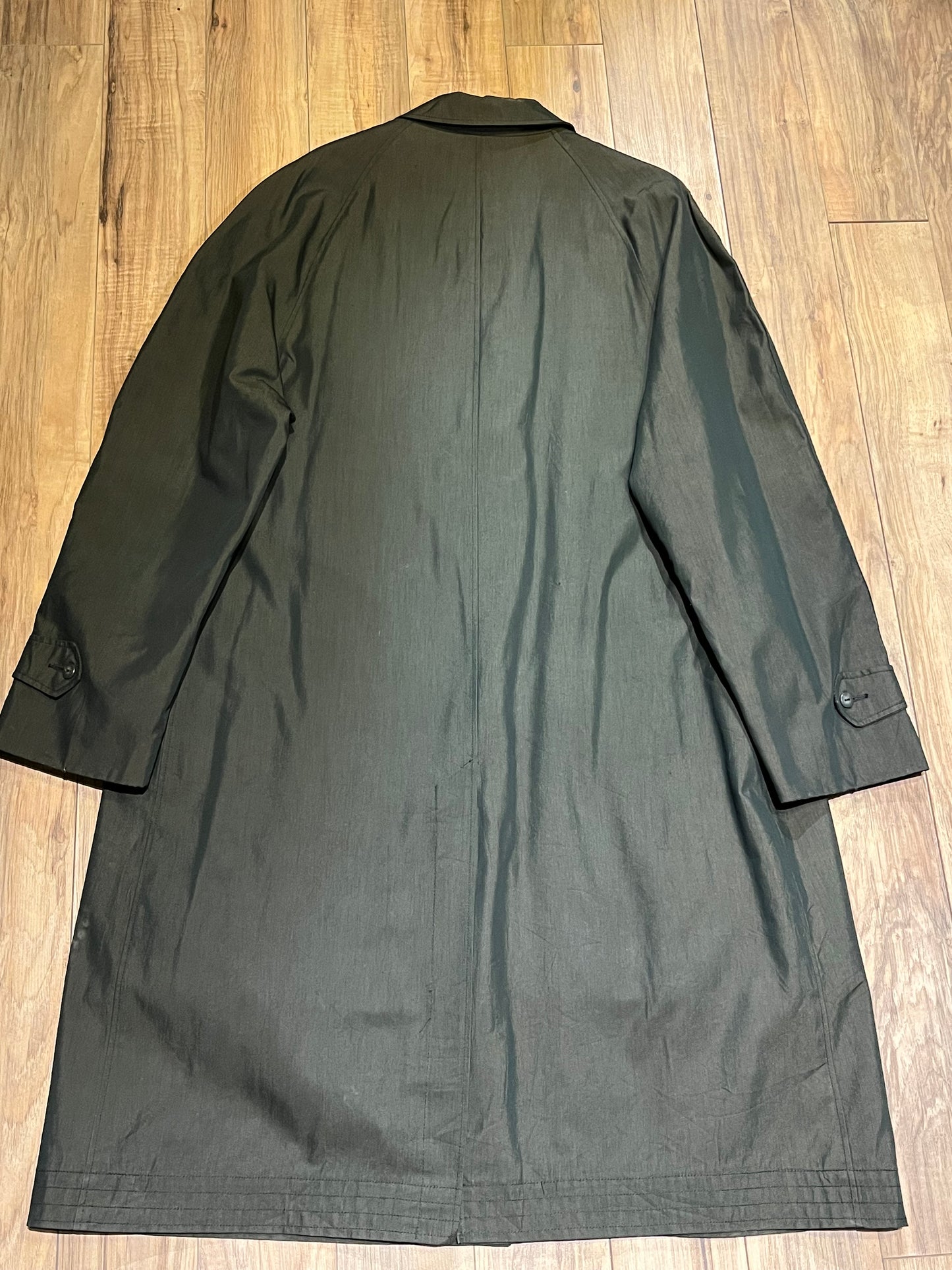 Vintage 60’s Barretts Haverhill green/grey trench coat with nylon/ cotton/viscose blend shell, zip out lining, button closures and two front pockets.
Made in USA
Chest 50”