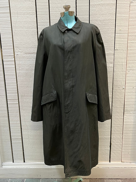 Vintage 60’s Barretts Haverhill green/grey trench coat with nylon/ cotton/viscose blend shell, zip out lining, button closures and two front pockets.
Made in USA
Chest 50”