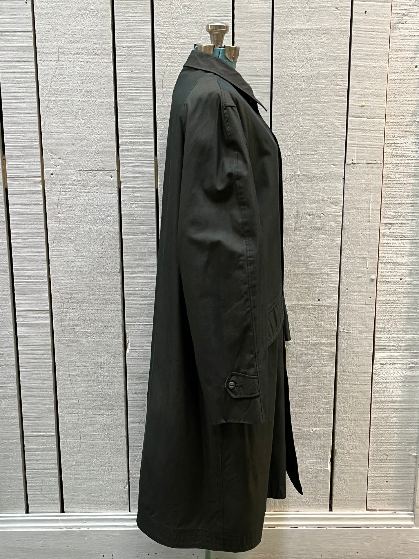 Vintage 60’s Barretts Haverhill green/grey trench coat with nylon/ cotton/viscose blend shell, zip out lining, button closures and two front pockets.
Made in USA
Chest 50”