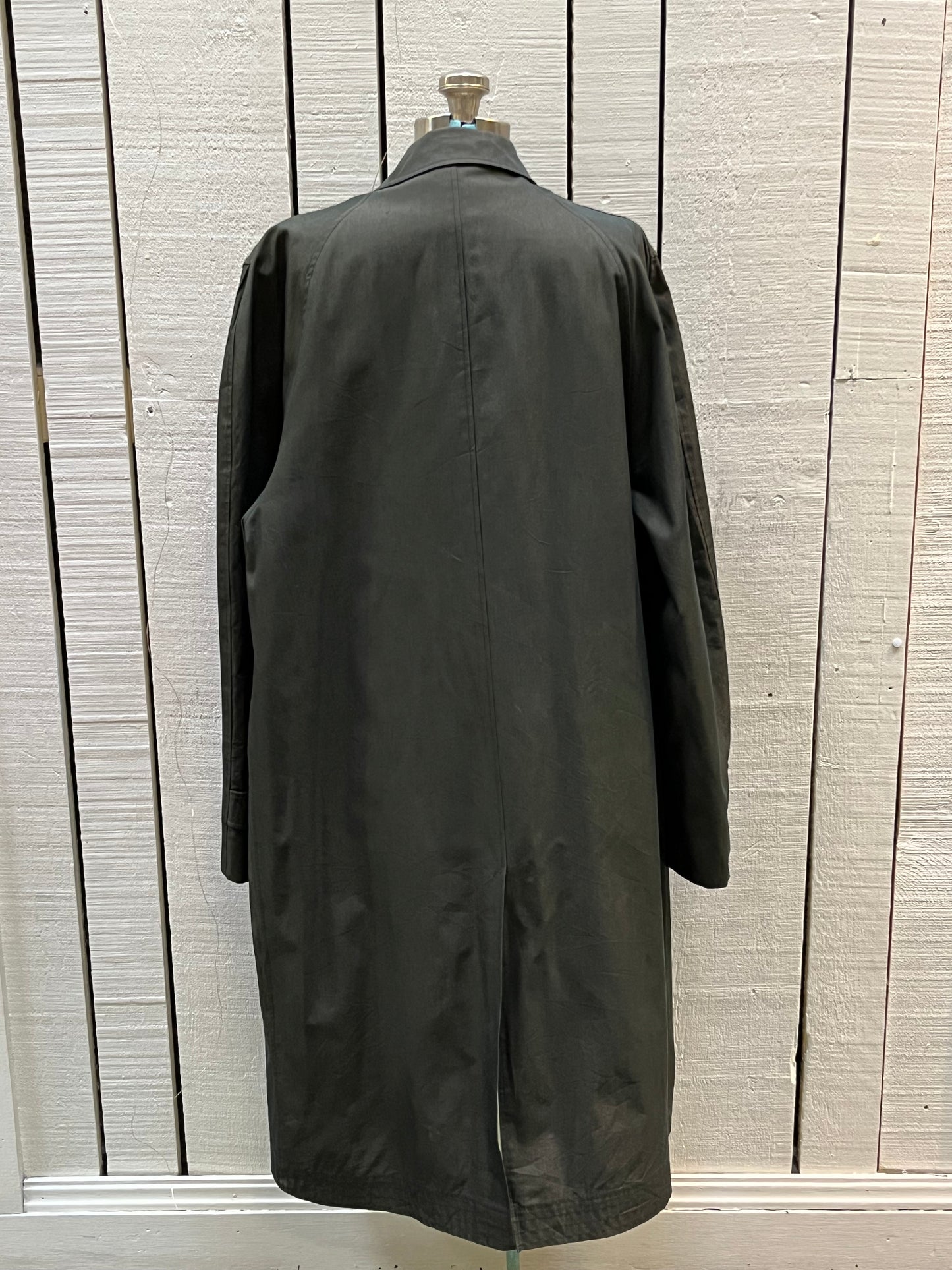 Vintage 60’s Barretts Haverhill green/grey trench coat with nylon/ cotton/viscose blend shell, zip out lining, button closures and two front pockets.
Made in USA
Chest 50”