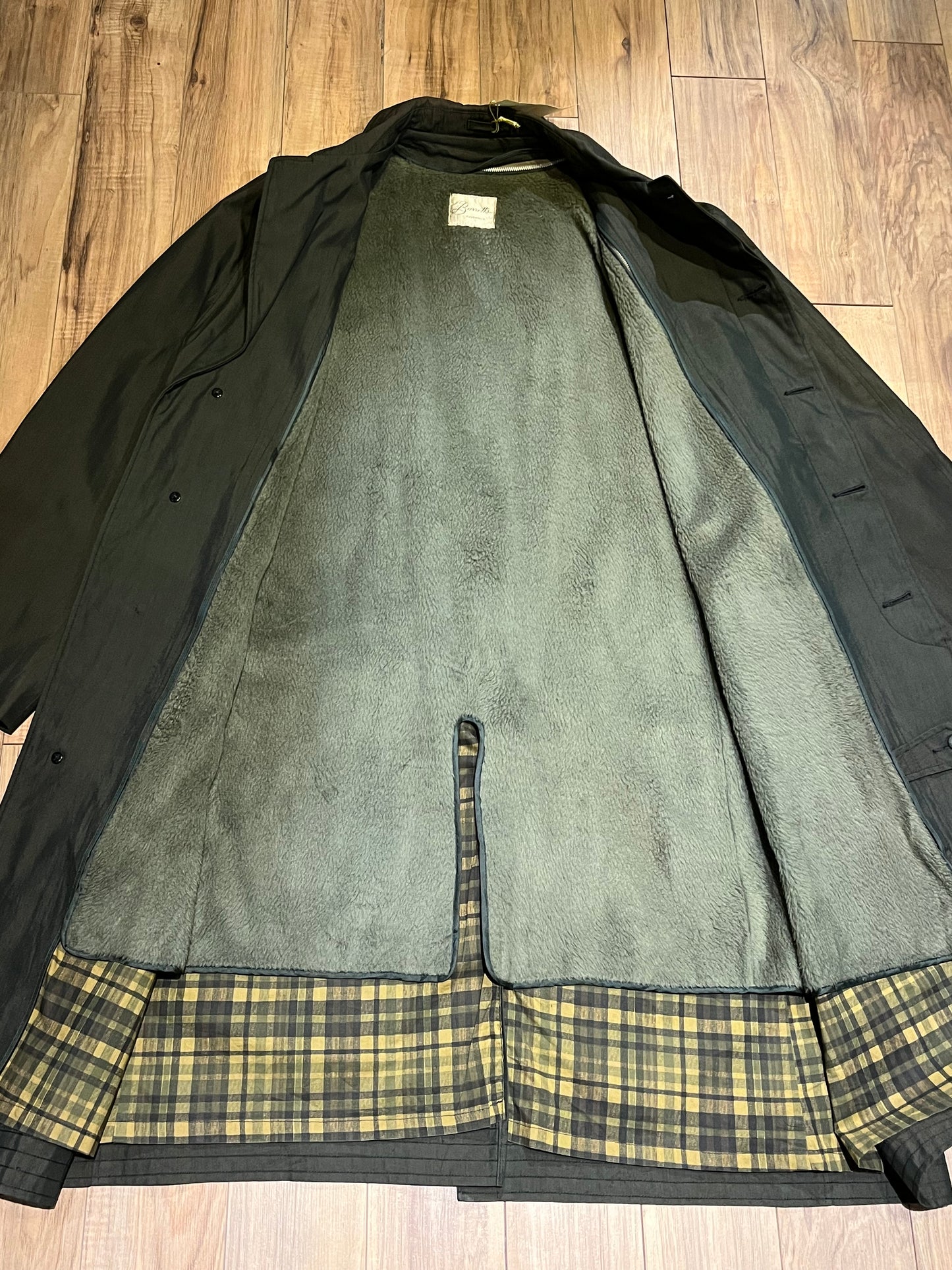 Vintage 60’s Barretts Haverhill green/grey trench coat with nylon/ cotton/viscose blend shell, zip out lining, button closures and two front pockets.
Made in USA
Chest 50”