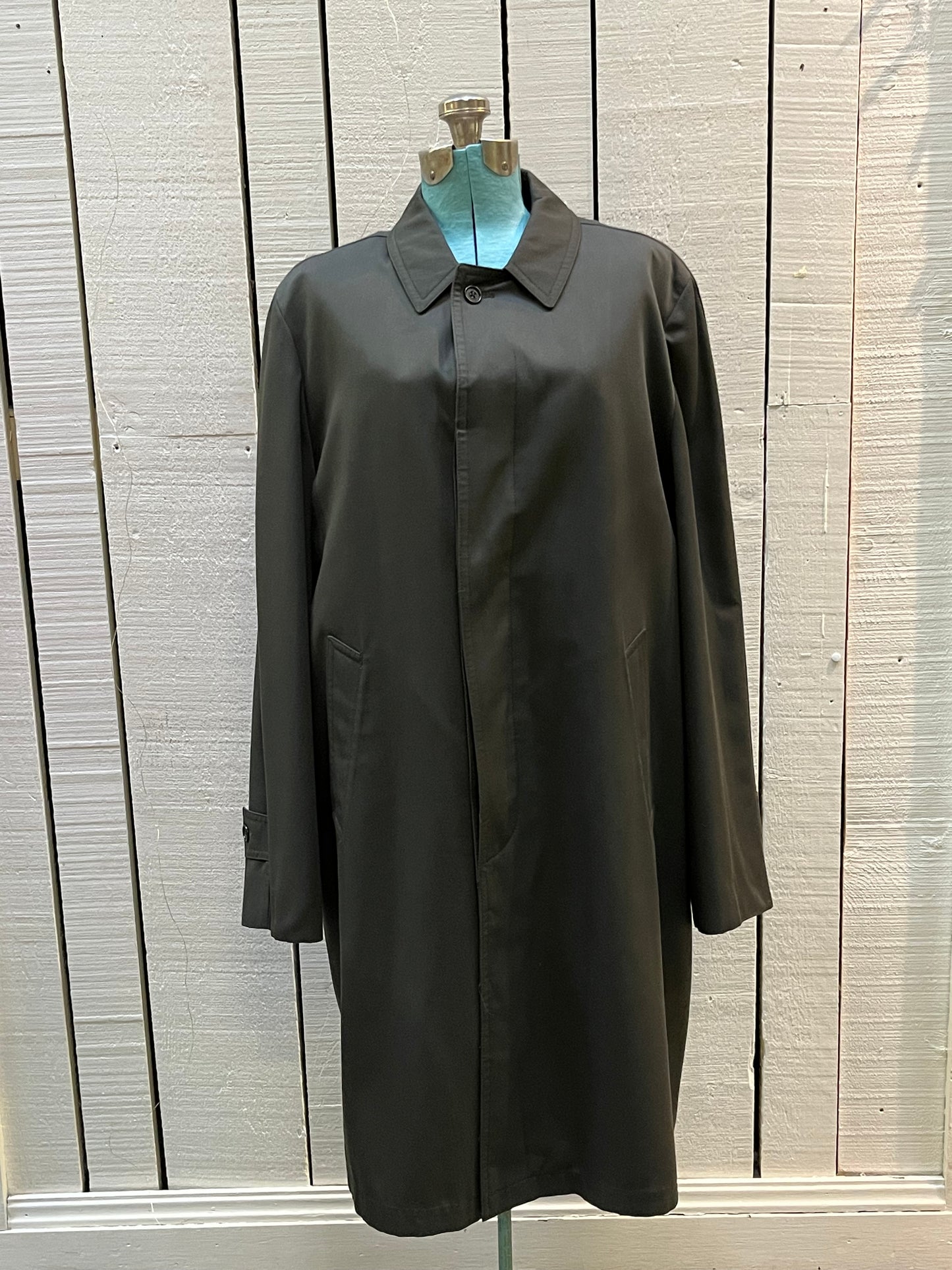 Rare Vintage Simpson’s Hunt Club 1950’s
brown trench coat with zip out wool blend lining, button closures and two front pockets.
Chest 45”