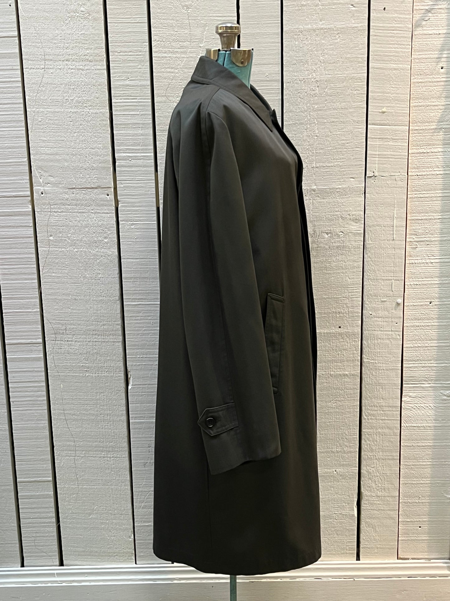 Rare Vintage Simpson’s Hunt Club 1950’s
brown trench coat with zip out wool blend lining, button closures and two front pockets.
Chest 45”
