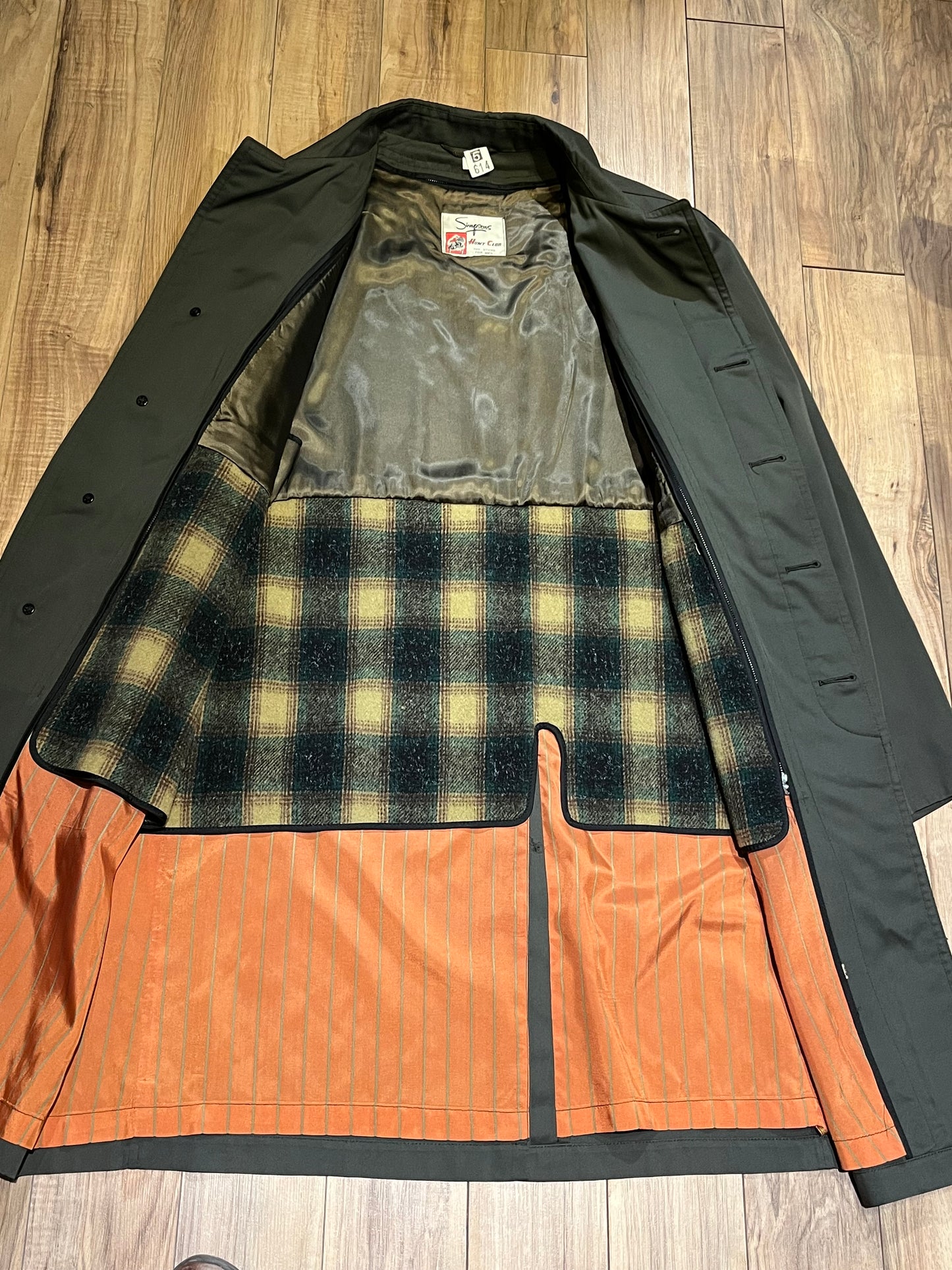 Rare Vintage Simpson’s Hunt Club 1950’s
brown trench coat with zip out wool blend lining, button closures and two front pockets.
Chest 45”