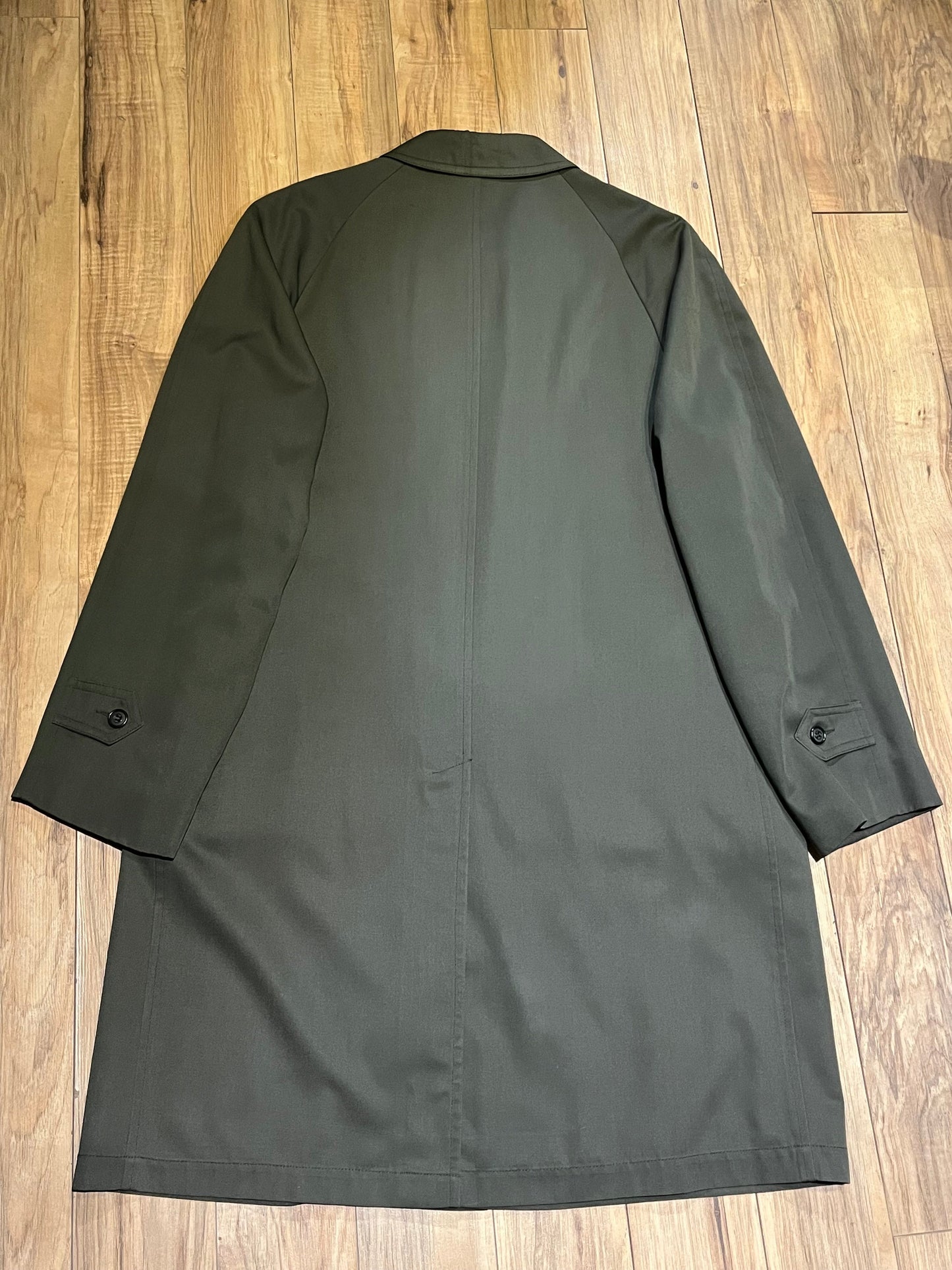 Rare Vintage Simpson’s Hunt Club 1950’s
brown trench coat with zip out wool blend lining, button closures and two front pockets.
Chest 45”