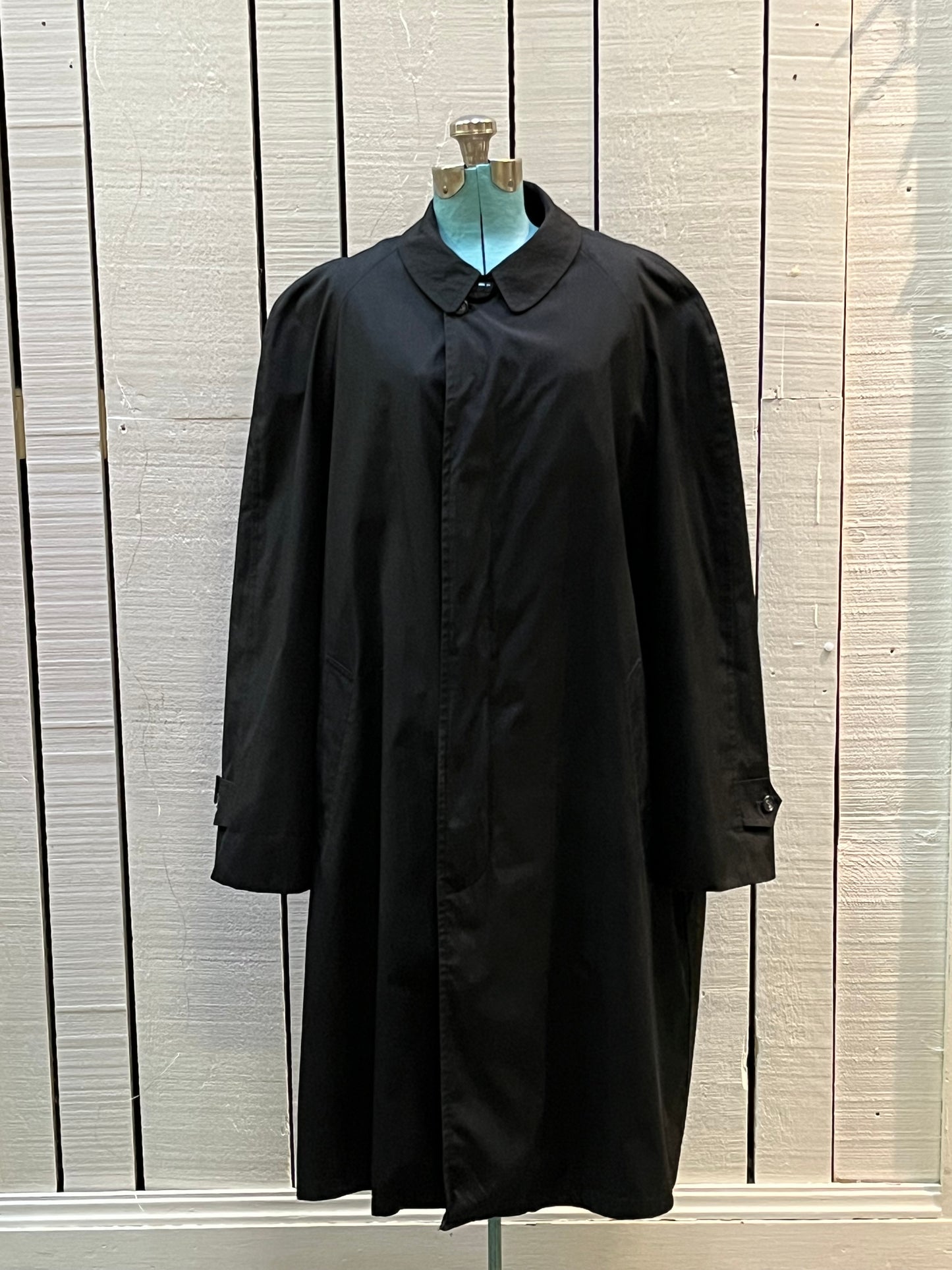 Vintage 80’s Abercrombie and Fitch black trench coat with 65% Darcon polyester/ 35% cotton shell, inner lining and two front pockets.
Union Made in USA
Size 44 Long