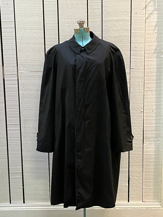 Vintage 80’s Abercrombie and Fitch black trench coat with 65% Darcon polyester/ 35% cotton shell, inner lining and two front pockets.
Union Made in USA
Size 44 Long