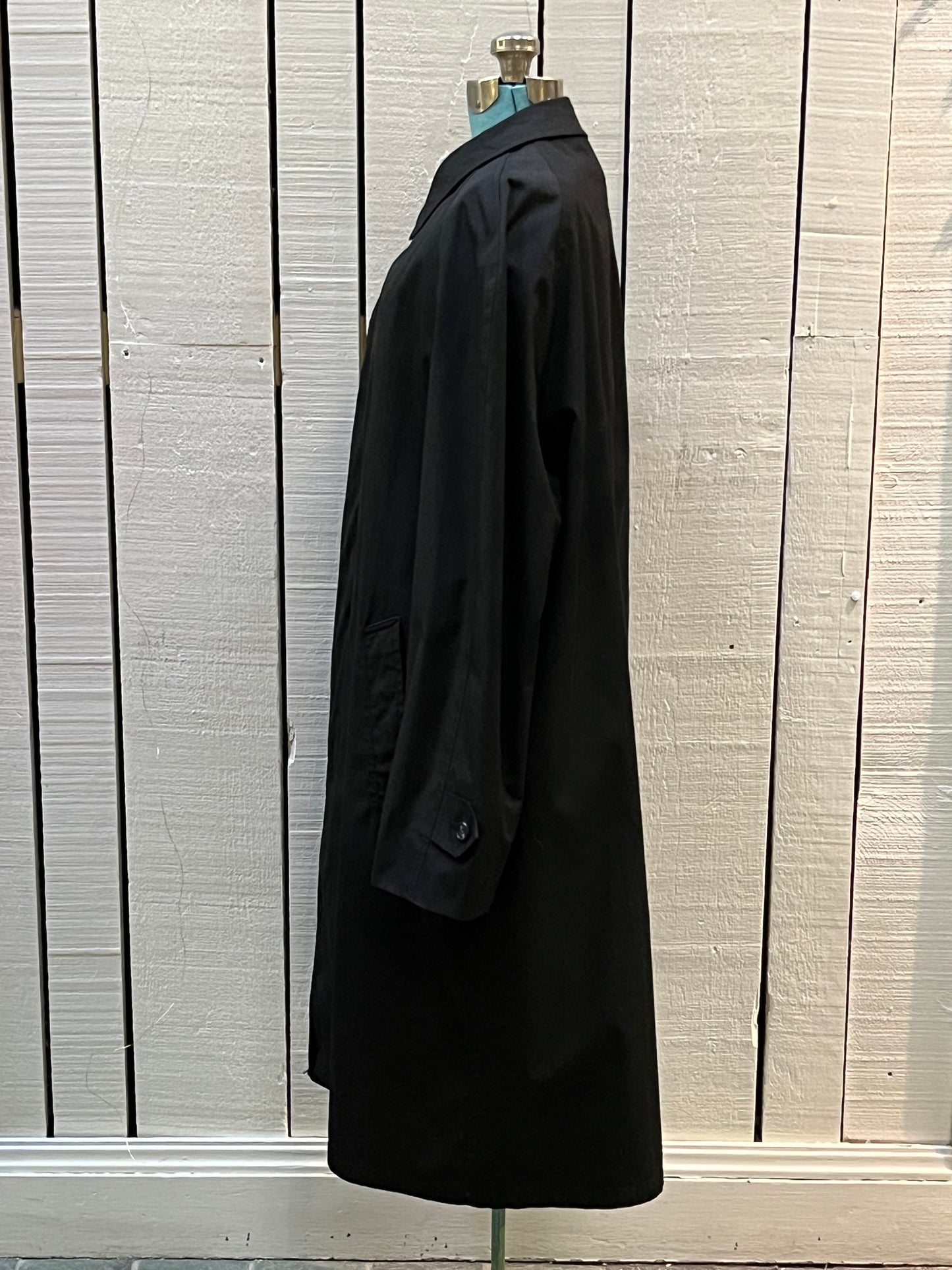 Vintage 80’s Abercrombie and Fitch black trench coat with 65% Darcon polyester/ 35% cotton shell, inner lining and two front pockets.
Union Made in USA
Size 44 Long