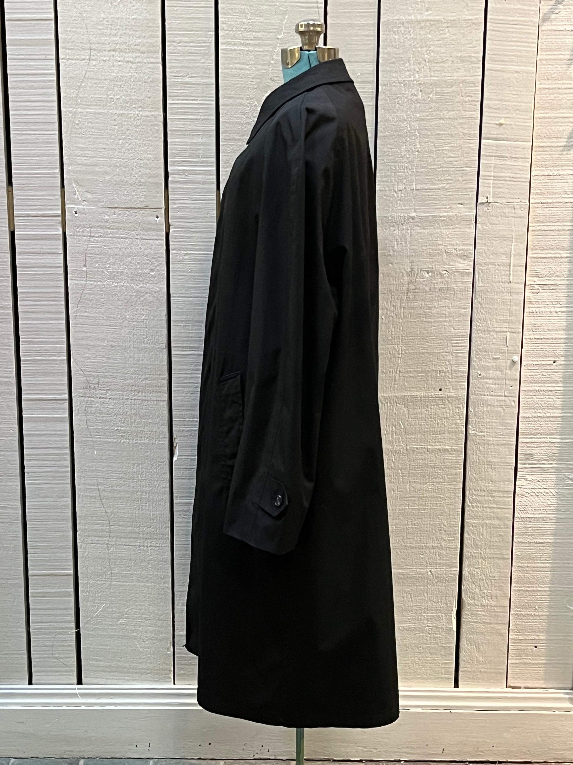 Vintage 80’s Abercrombie and Fitch black trench coat with 65% Darcon polyester/ 35% cotton shell, inner lining and two front pockets.
Union Made in USA
Size 44 Long