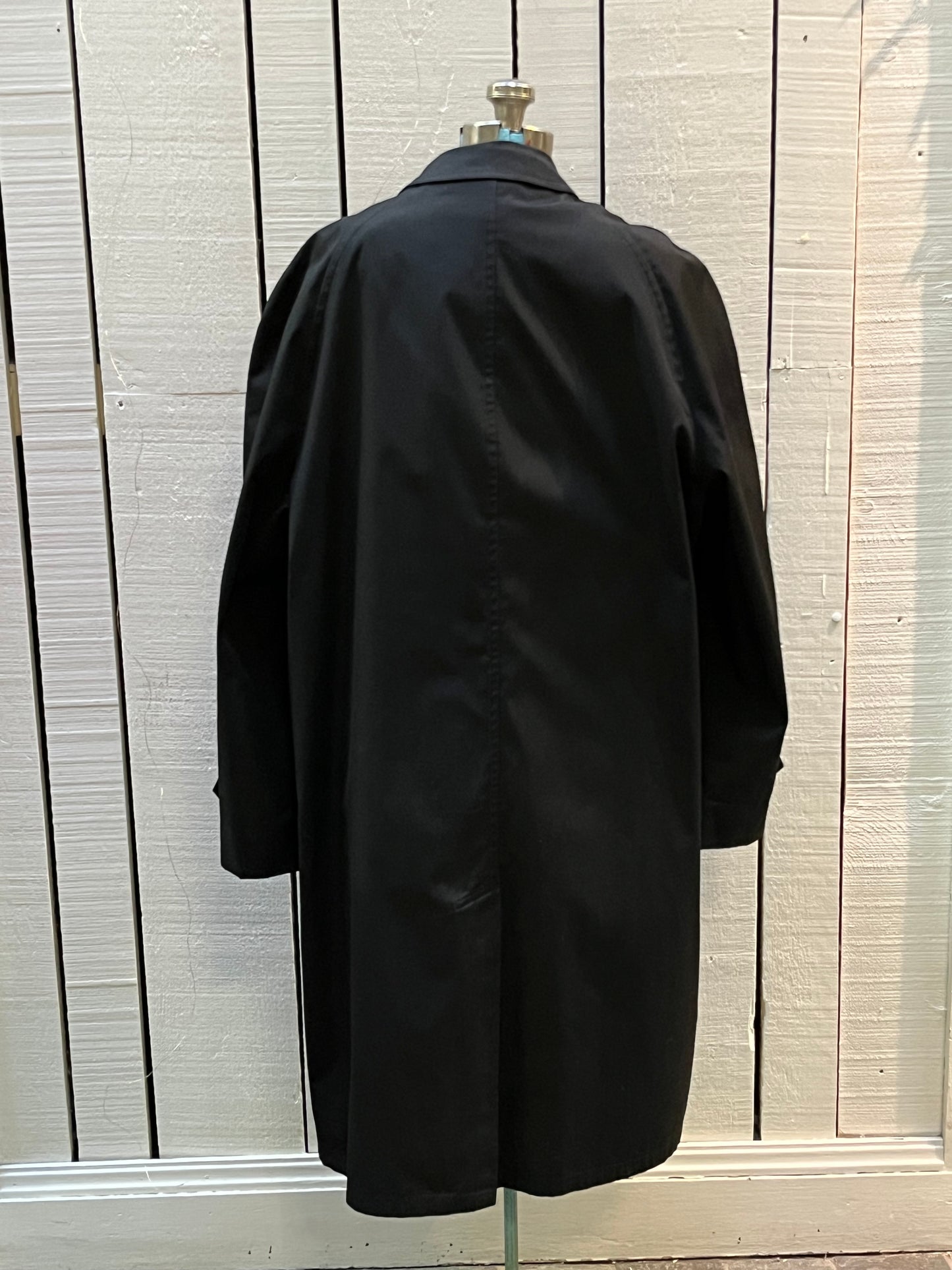 Vintage 80’s Abercrombie and Fitch black trench coat with 65% Darcon polyester/ 35% cotton shell, inner lining and two front pockets.
Union Made in USA
Size 44 Long
