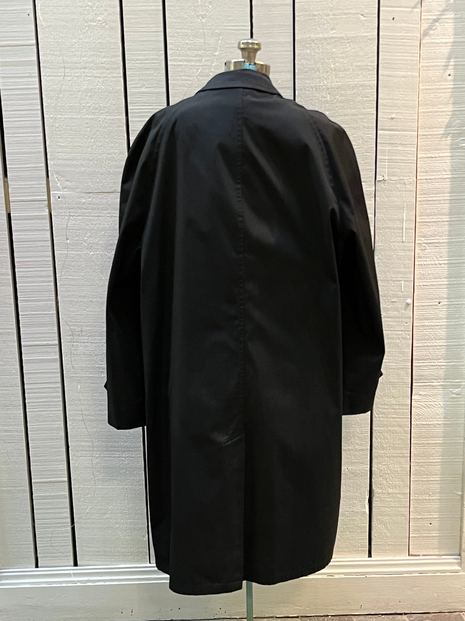 Vintage 80’s Abercrombie and Fitch black trench coat with 65% Darcon polyester/ 35% cotton shell, inner lining and two front pockets.
Union Made in USA
Size 44 Long