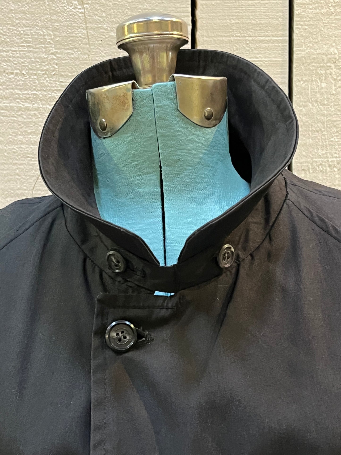 Vintage 60’s NWOT Gleneagles Weatherproofs trench coat with Callapaca 100% alpaca wool lining, button closures and two front pockets.
Size 46