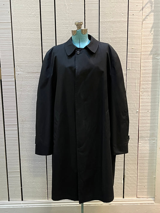 Vintage 60’s NWOT Gleneagles Weatherproofs trench coat with Callapaca 100% alpaca wool lining, button closures and two front pockets.
Size 46