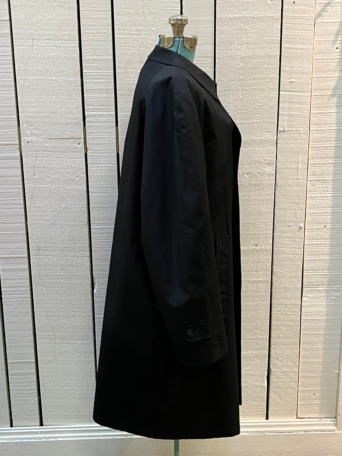 Vintage 60’s NWOT Gleneagles Weatherproofs trench coat with Callapaca 100% alpaca wool lining, button closures and two front pockets.
Size 46