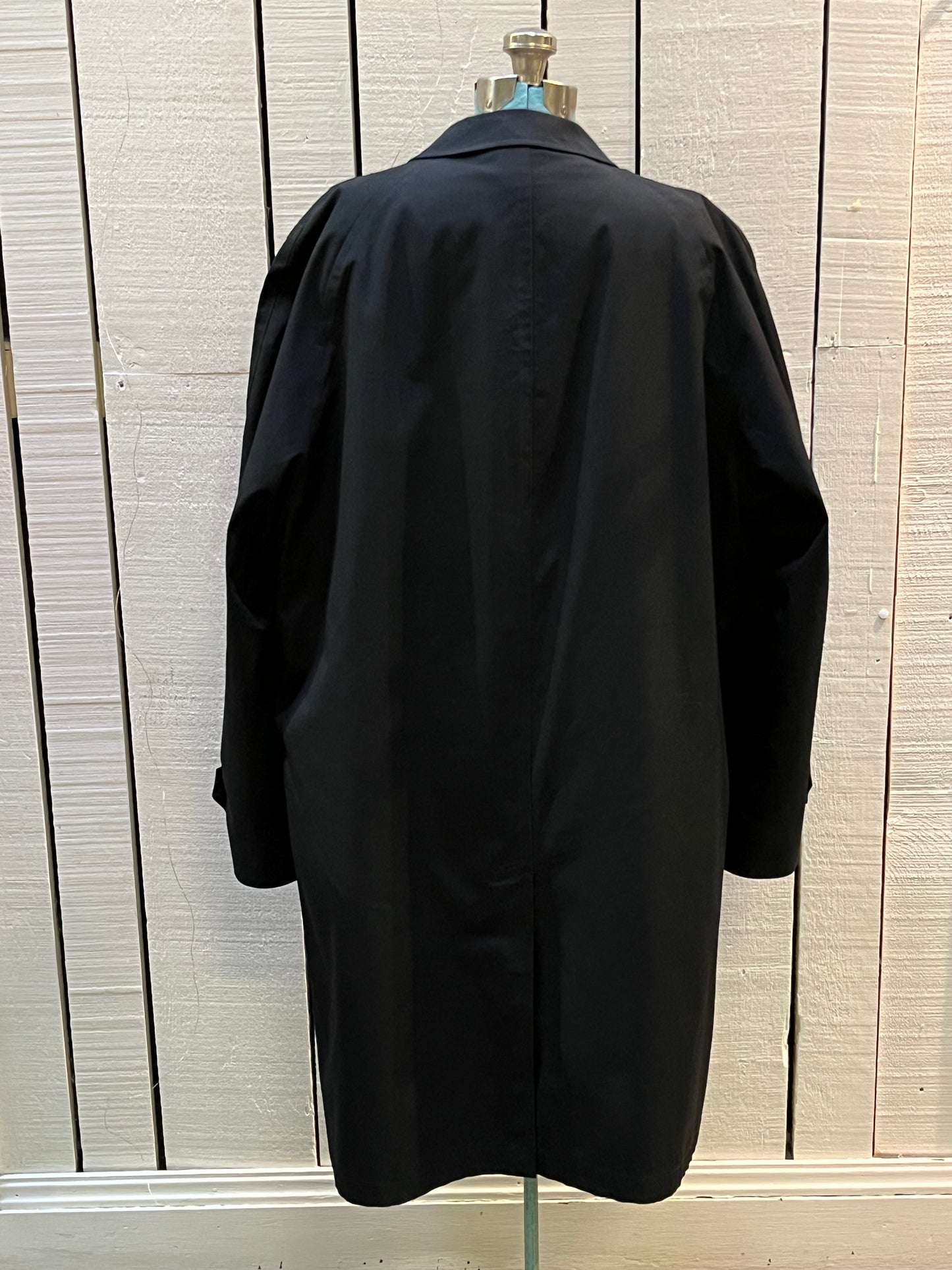 Vintage 60’s NWOT Gleneagles Weatherproofs trench coat with Callapaca 100% alpaca wool lining, button closures and two front pockets.
Size 46