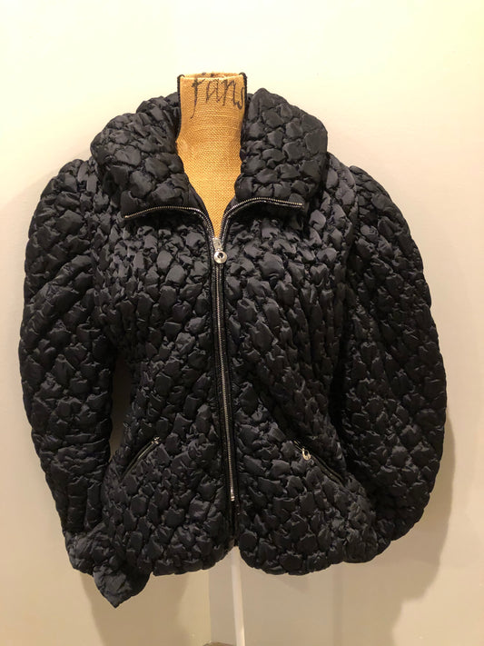 Kingspier Vintage - TWF black quilted nylon puffer jacket with synthetic insulation, oversized collar, zipper closure and zip slash pockets. Size medium.