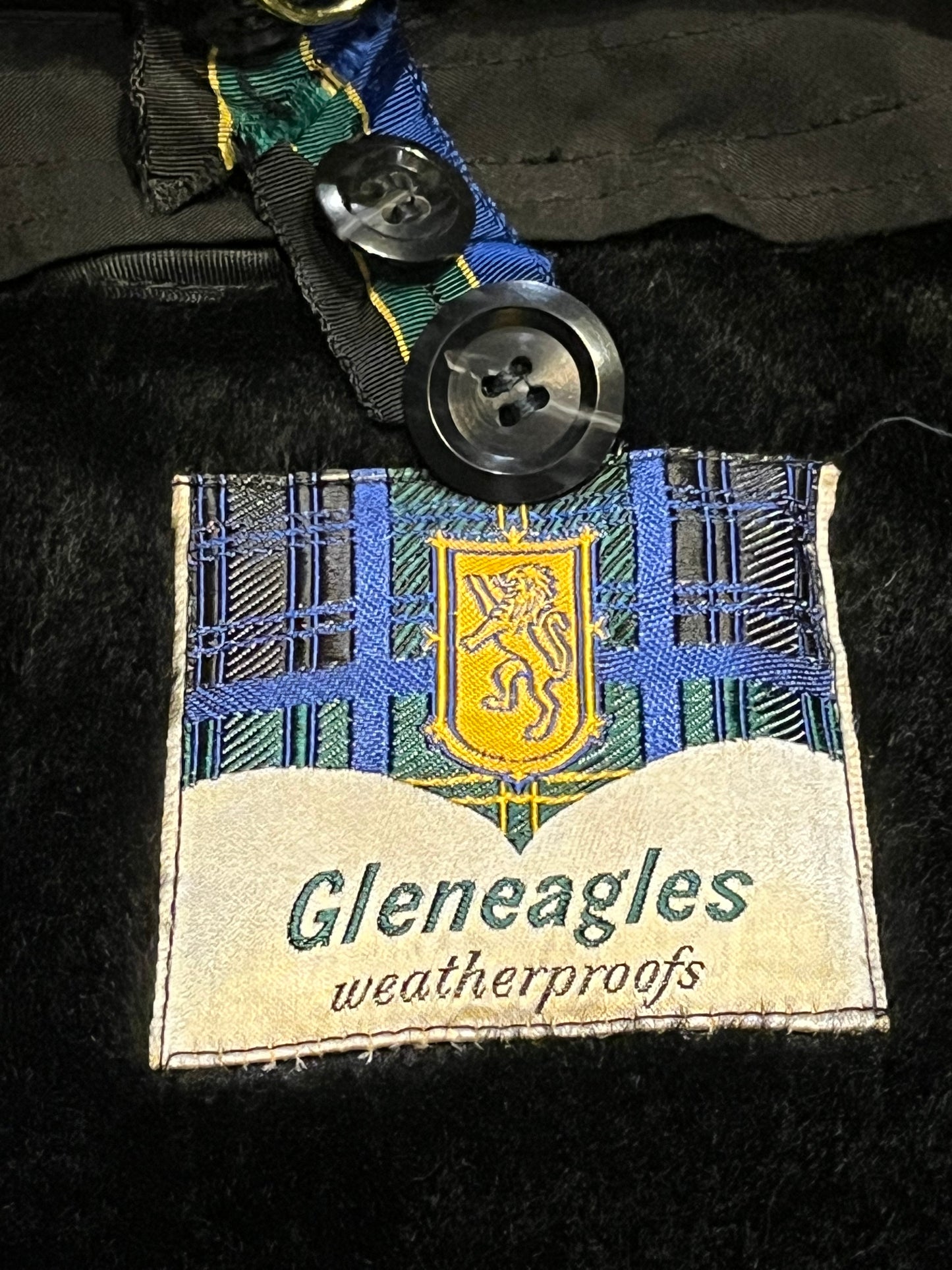 Vintage 60’s NWOT Gleneagles Weatherproofs trench coat with Callapaca 100% alpaca wool lining, button closures and two front pockets.
Size 46