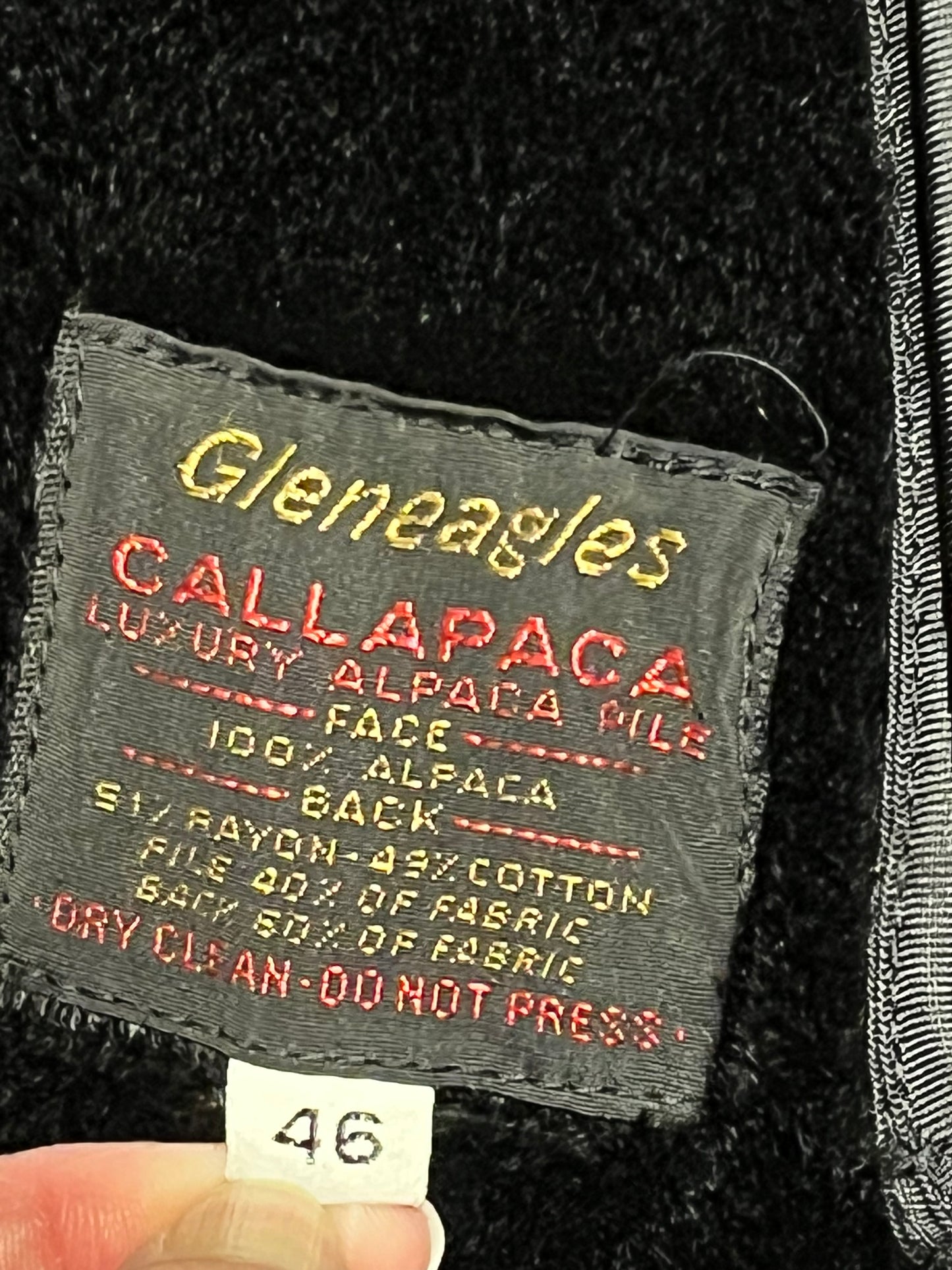 Vintage 60’s NWOT Gleneagles Weatherproofs trench coat with Callapaca 100% alpaca wool lining, button closures and two front pockets.
Size 46