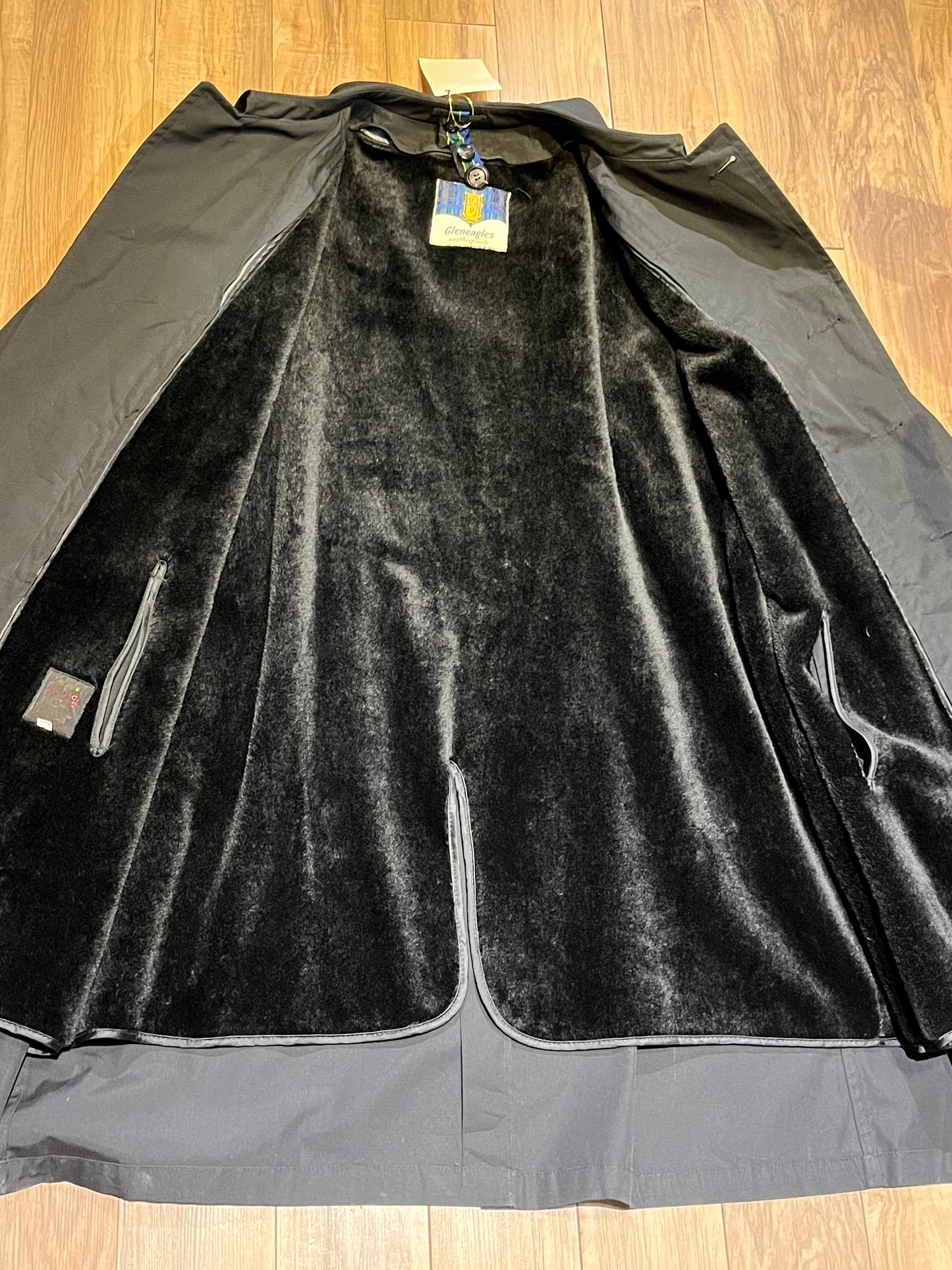 Vintage 60’s NWOT Gleneagles Weatherproofs trench coat with Callapaca 100% alpaca wool lining, button closures and two front pockets.
Size 46