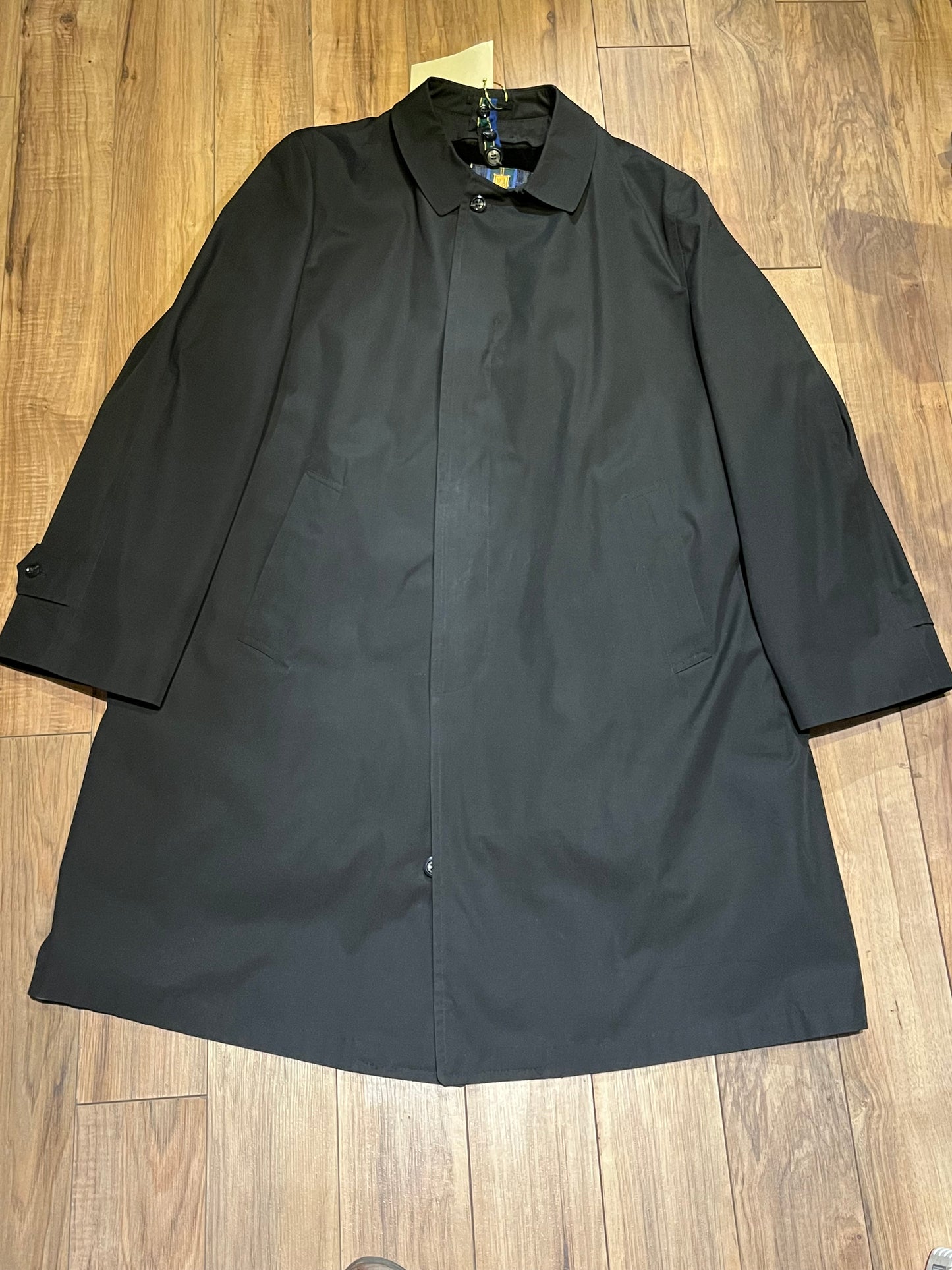 Vintage 60’s NWOT Gleneagles Weatherproofs trench coat with Callapaca 100% alpaca wool lining, button closures and two front pockets.
Size 46