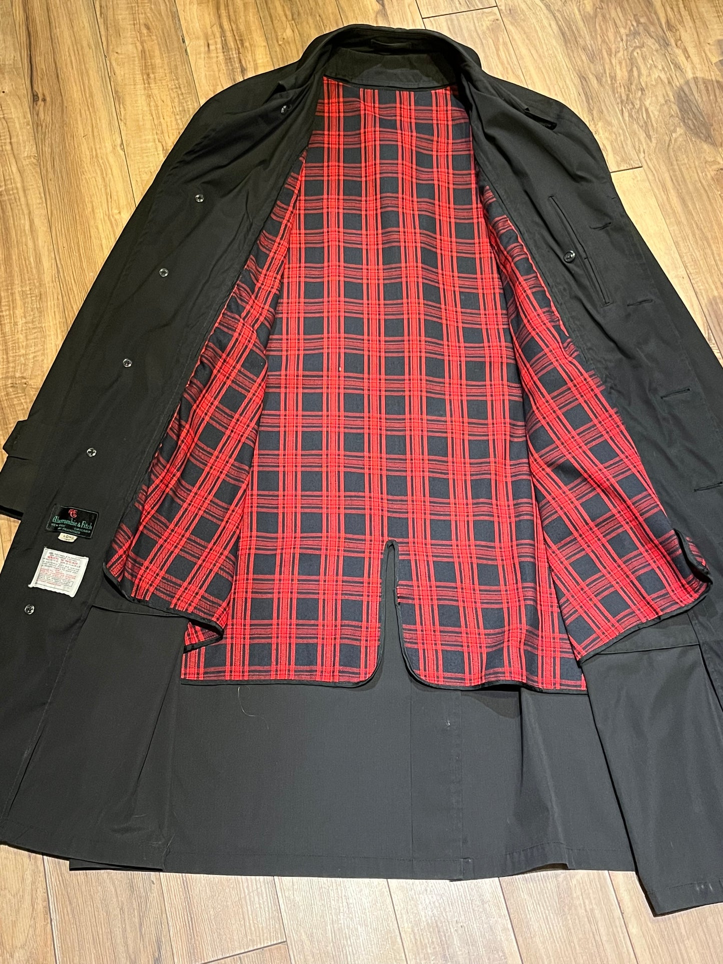 Vintage 80’s Abercrombie and Fitch black trench coat with 65% Darcon polyester/ 35% cotton shell, inner lining and two front pockets.
Union Made in USA
Size 44 Long