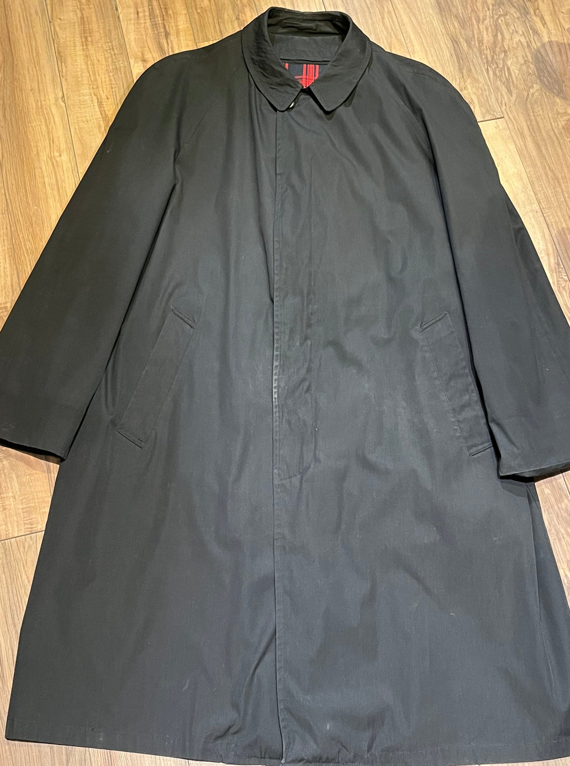 Vintage 80’s Abercrombie and Fitch black trench coat with 65% Darcon polyester/ 35% cotton shell, inner lining and two front pockets.
Union Made in USA
Size 44 Long