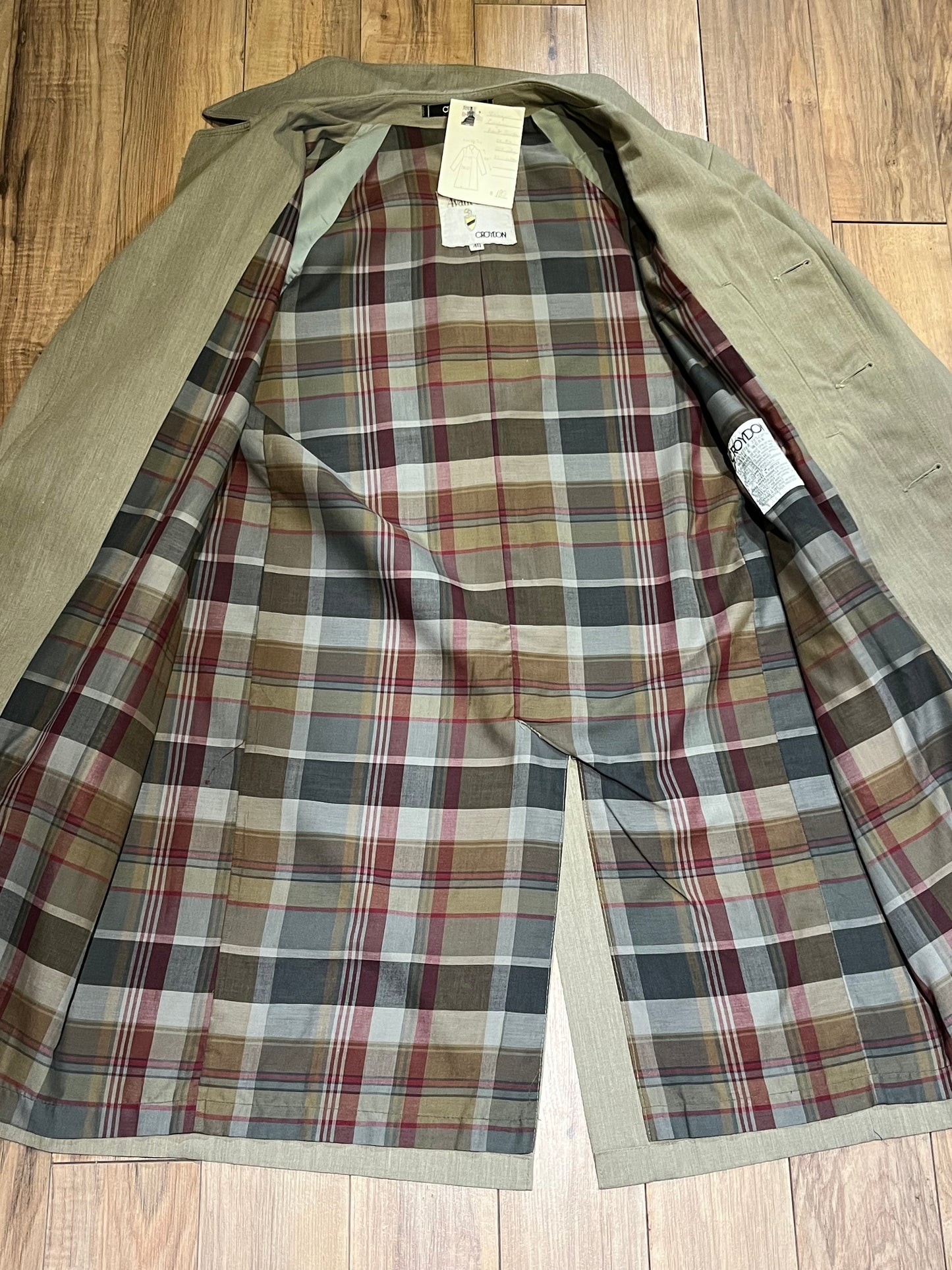 Vintage Croydon Avant Garde Beige Trench Coat with Fortrel Shell (65% polyester/ 35% cotton), button closures and two front pockets.
Size 40