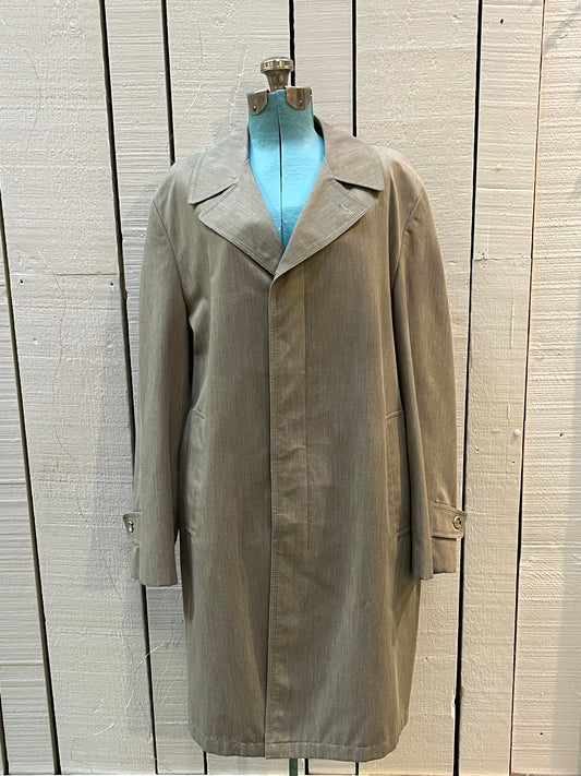 Vintage Croydon Avant Garde Beige Trench Coat with Fortrel Shell (65% polyester/ 35% cotton), button closures and two front pockets.
Size 40