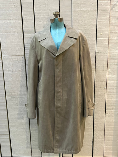 Vintage Croydon Avant Garde Beige Trench Coat with Fortrel Shell (65% polyester/ 35% cotton), button closures and two front pockets.

Size 40