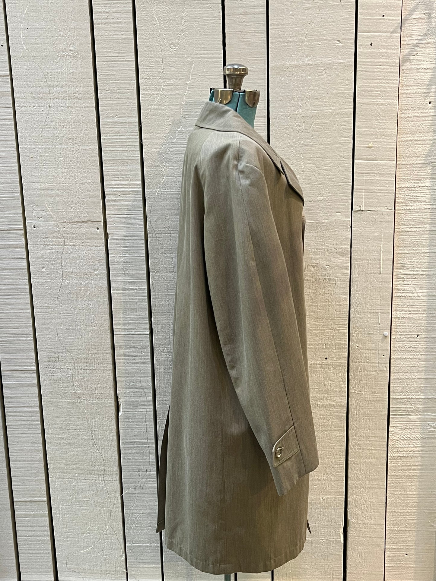 Vintage Croydon Avant Garde Beige Trench Coat with Fortrel Shell (65% polyester/ 35% cotton), button closures and two front pockets.
Size 40