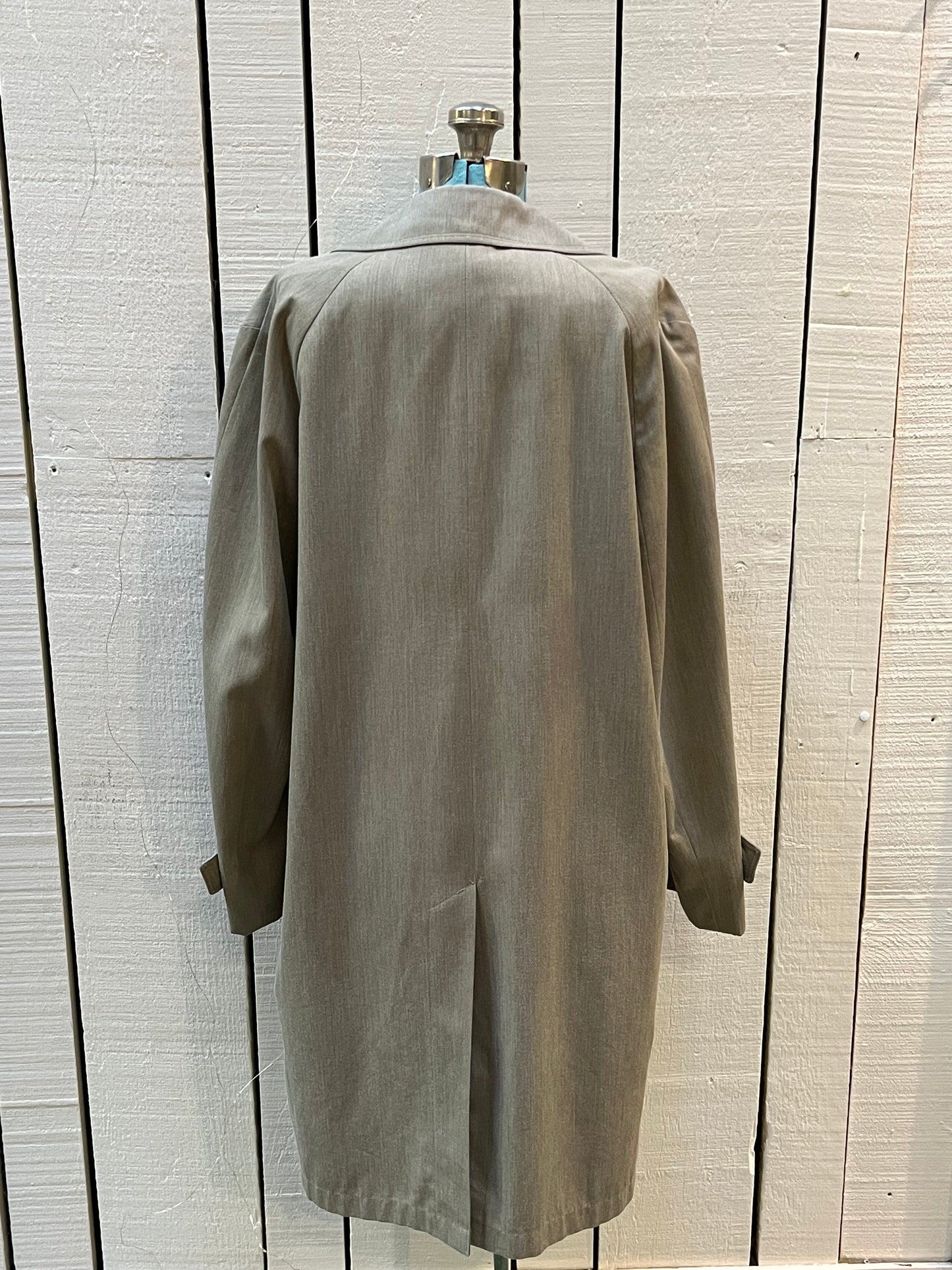 Vintage Croydon Avant Garde Beige Trench Coat with Fortrel Shell (65% polyester/ 35% cotton), button closures and two front pockets.
Size 40