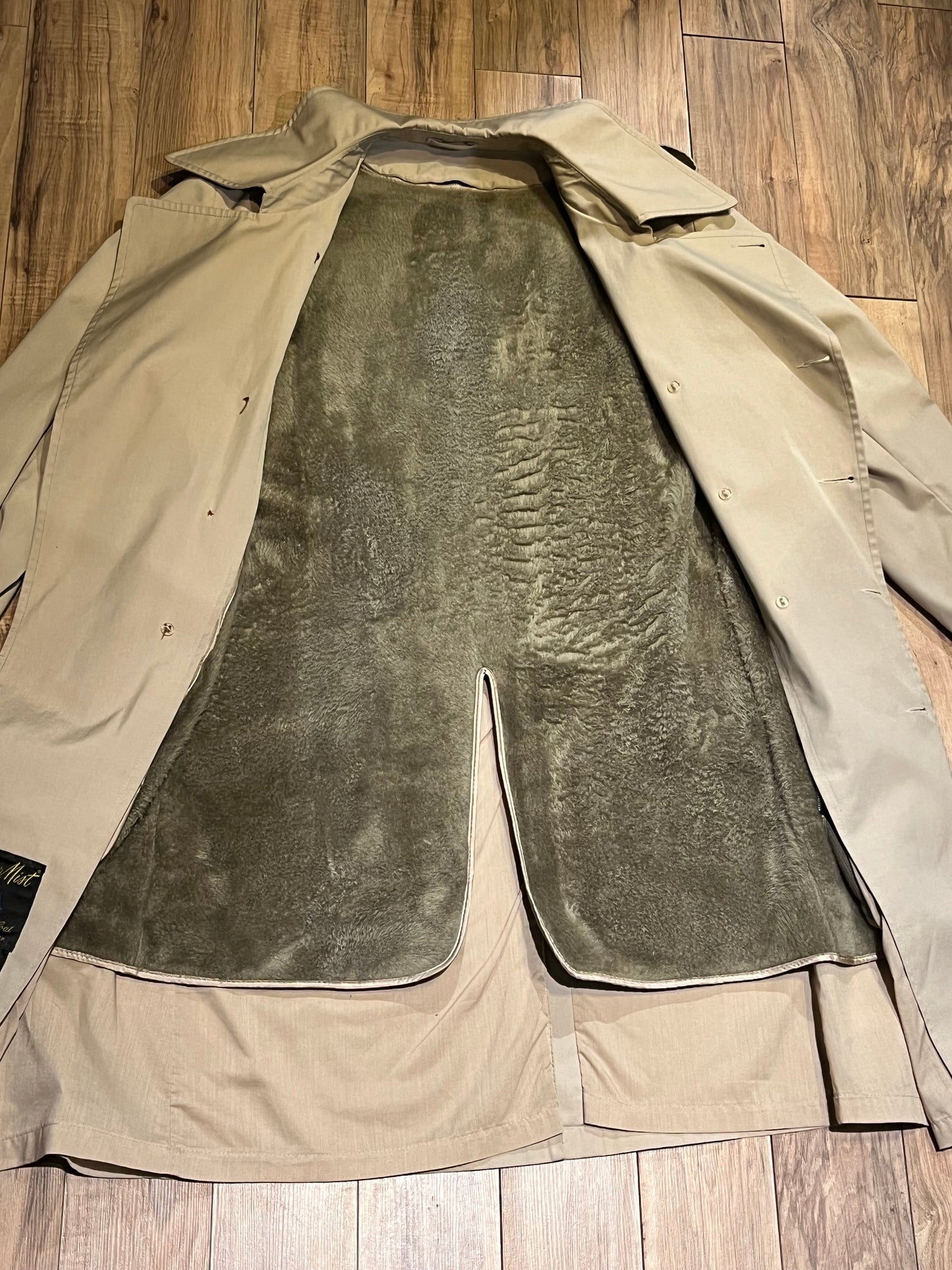 Vintage Clipper Mist All Weather Coat is double breasted with button closures and two front pockets.
Size 42