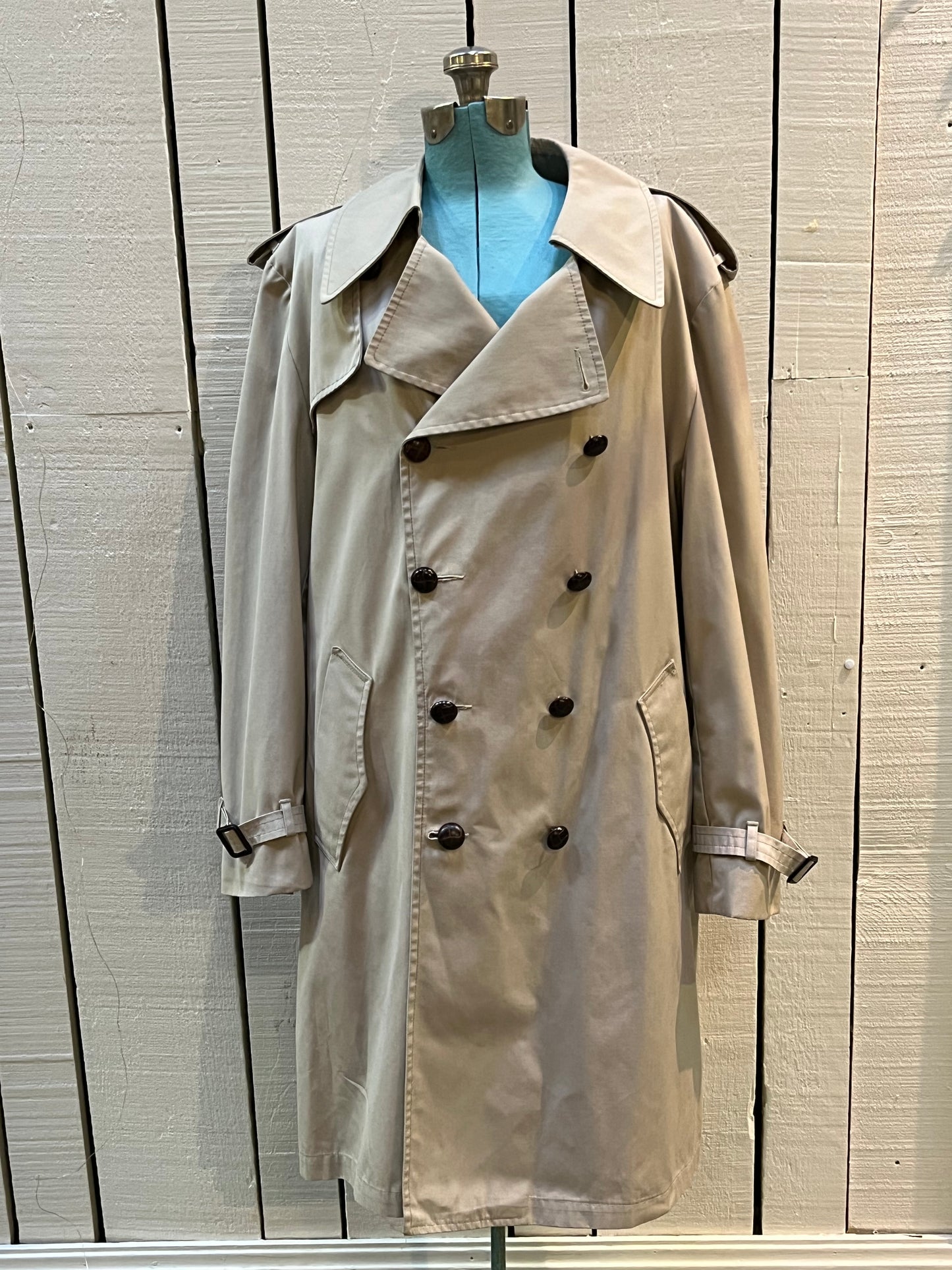 Vintage Clipper Mist All Weather Coat is double breasted with button closures and two front pockets.
Size 42