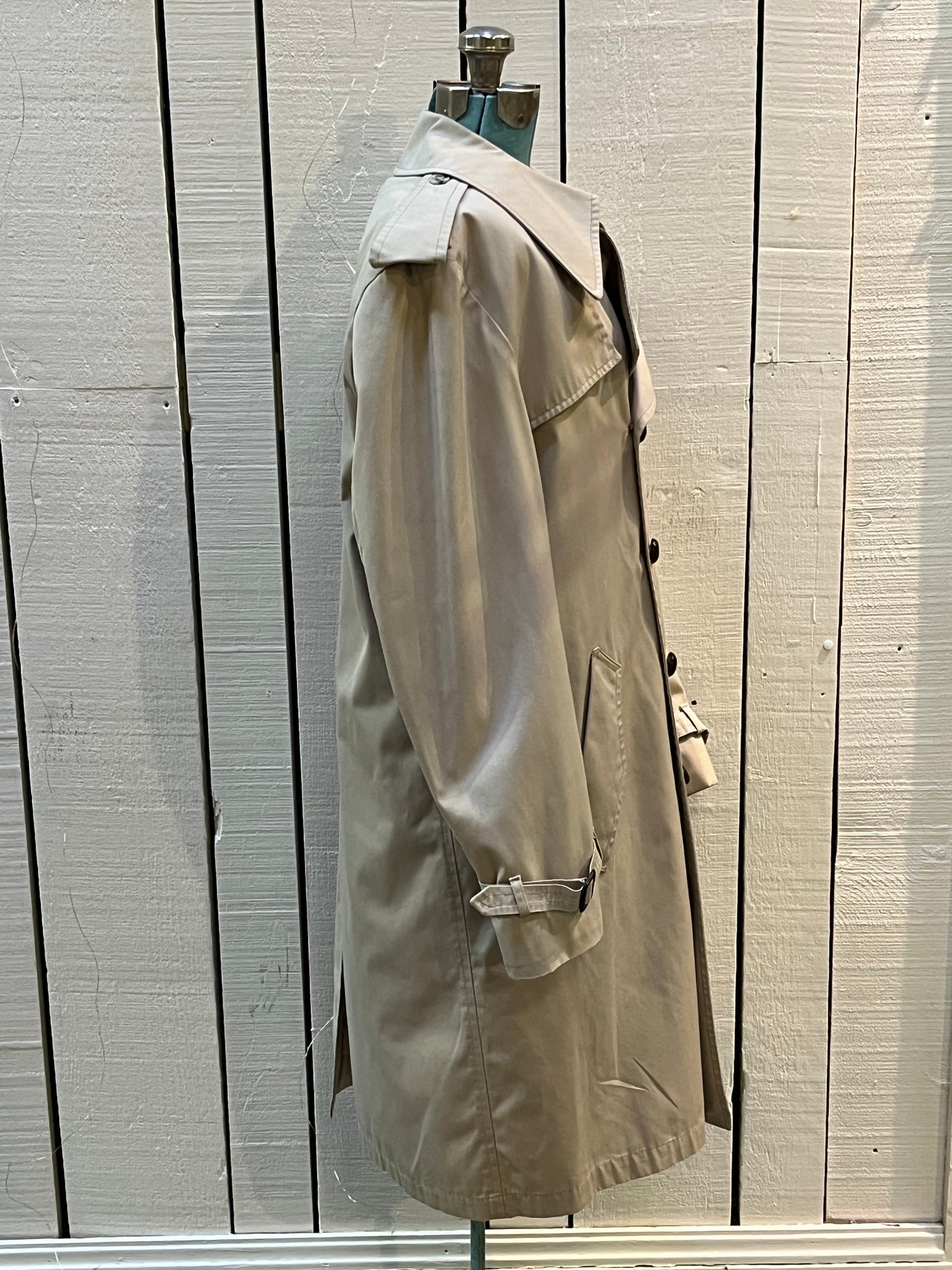 Vintage Clipper Mist All Weather Coat is double breasted with button closures and two front pockets.
Size 42