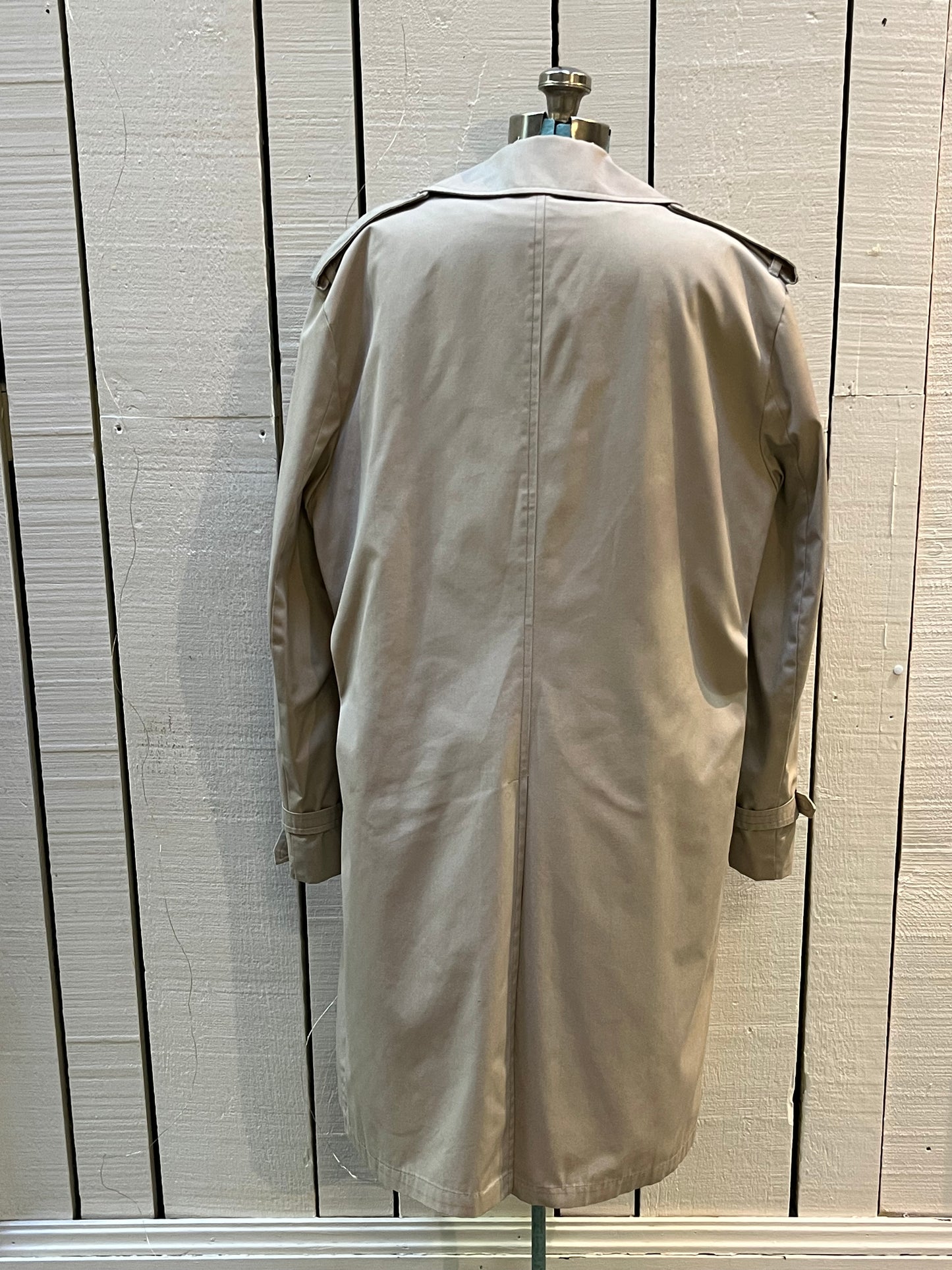 Vintage Clipper Mist All Weather Coat is double breasted with button closures and two front pockets.
Size 42