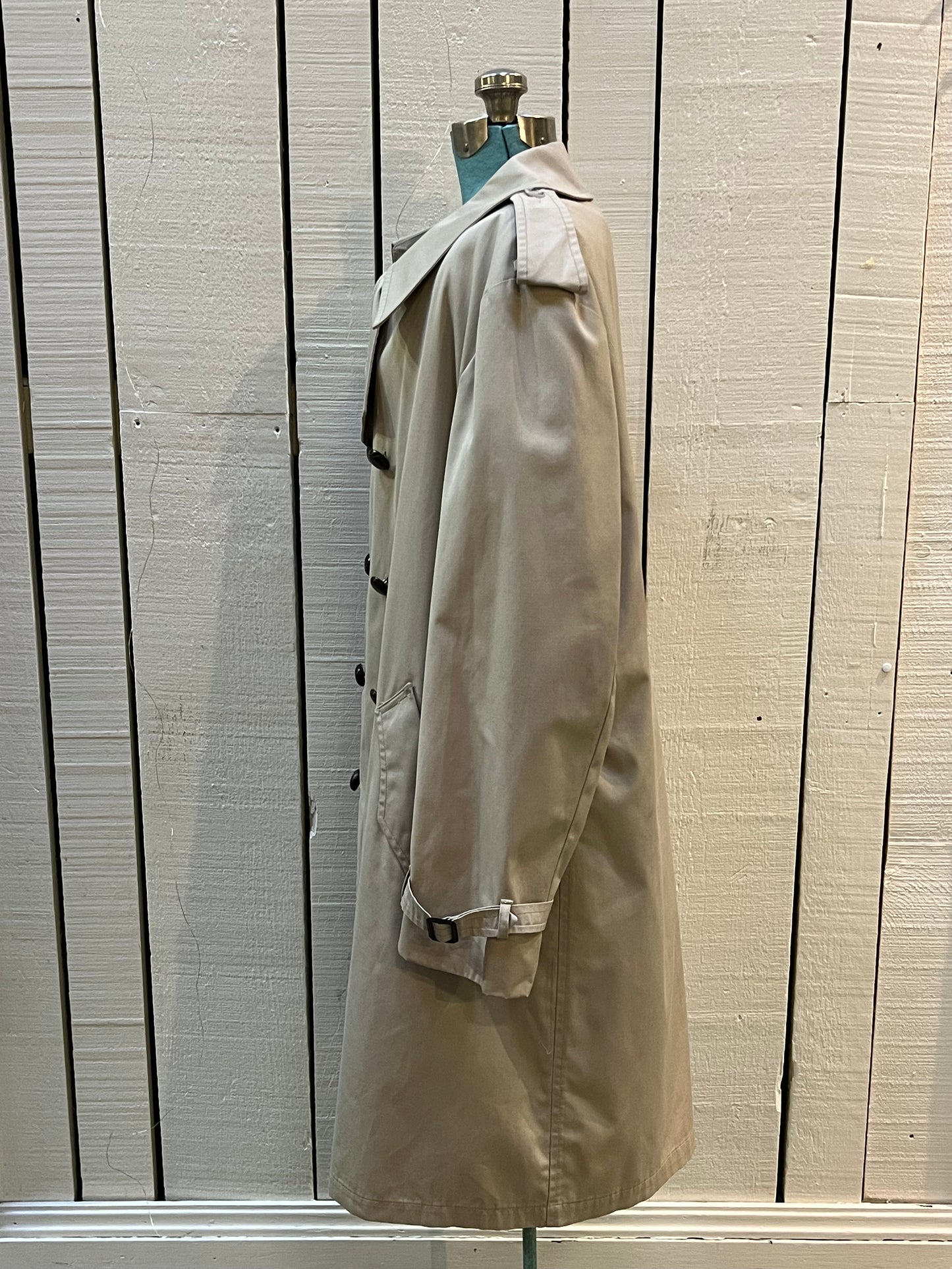 Vintage Clipper Mist All Weather Coat is double breasted with button closures and two front pockets.
Size 42
