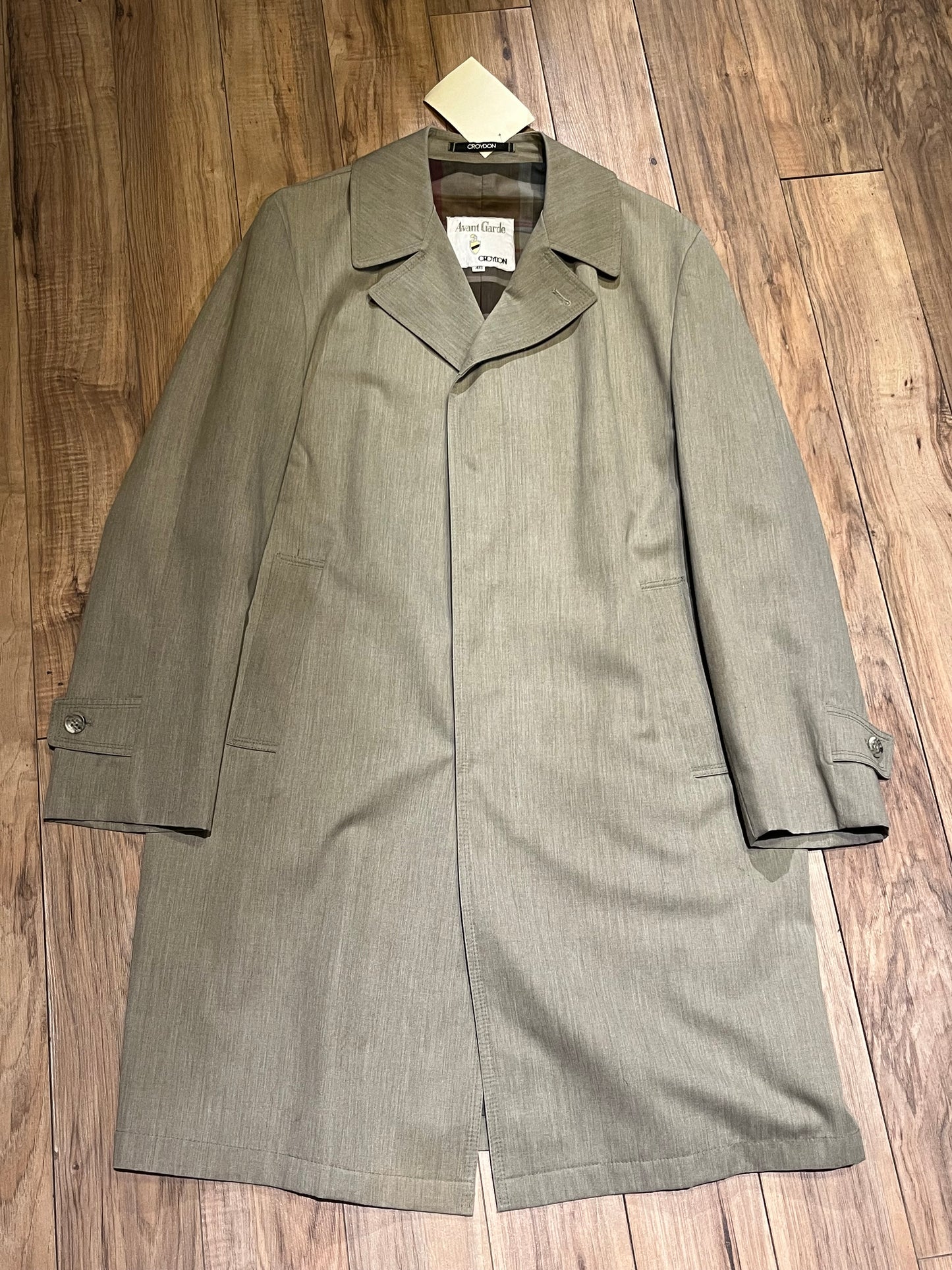 Vintage Croydon Avant Garde Beige Trench Coat with Fortrel Shell (65% polyester/ 35% cotton), button closures and two front pockets.
Size 40