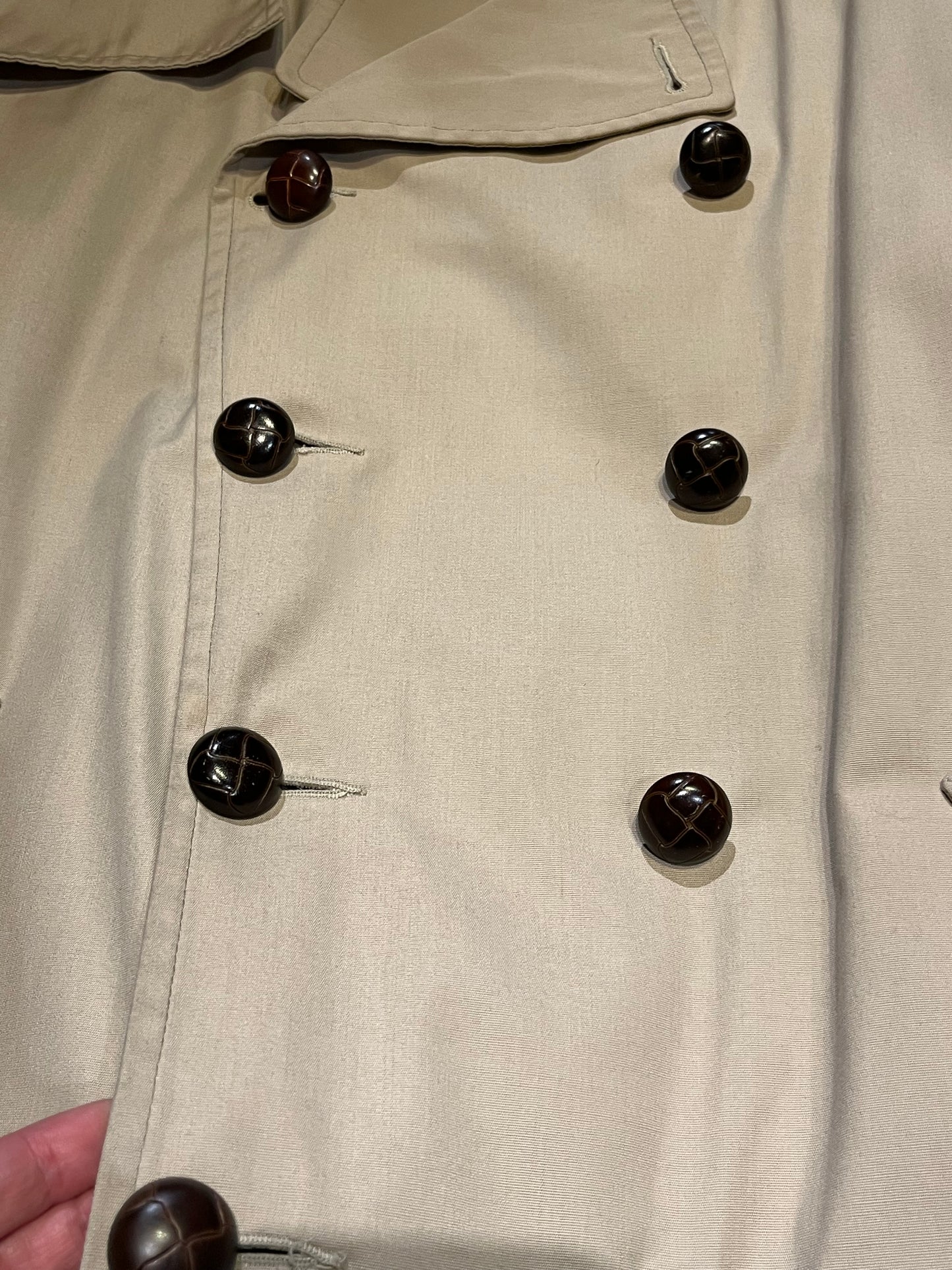 Vintage Clipper Mist All Weather Coat is double breasted with button closures and two front pockets.
Size 42