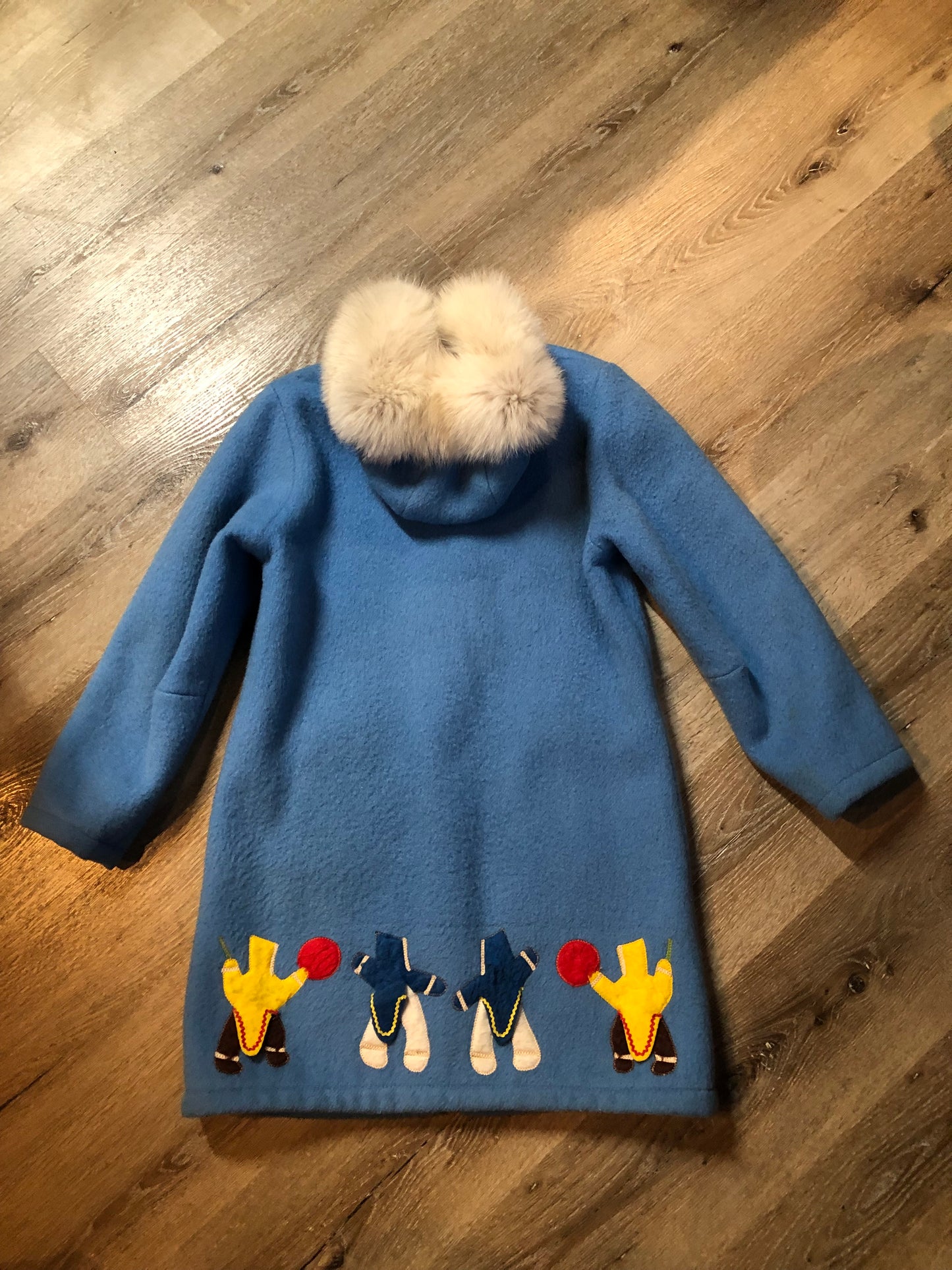 Vintage Hudson’s Bay Company 100% pure wool northern parka in sky blue. This parka features a fur trimmed hood, zipper closure, patch pockets, purple satin lining and a drumming and dance design in felt applique. Made in Canada by the Inuvik Parka Company - Kingspier Vintage