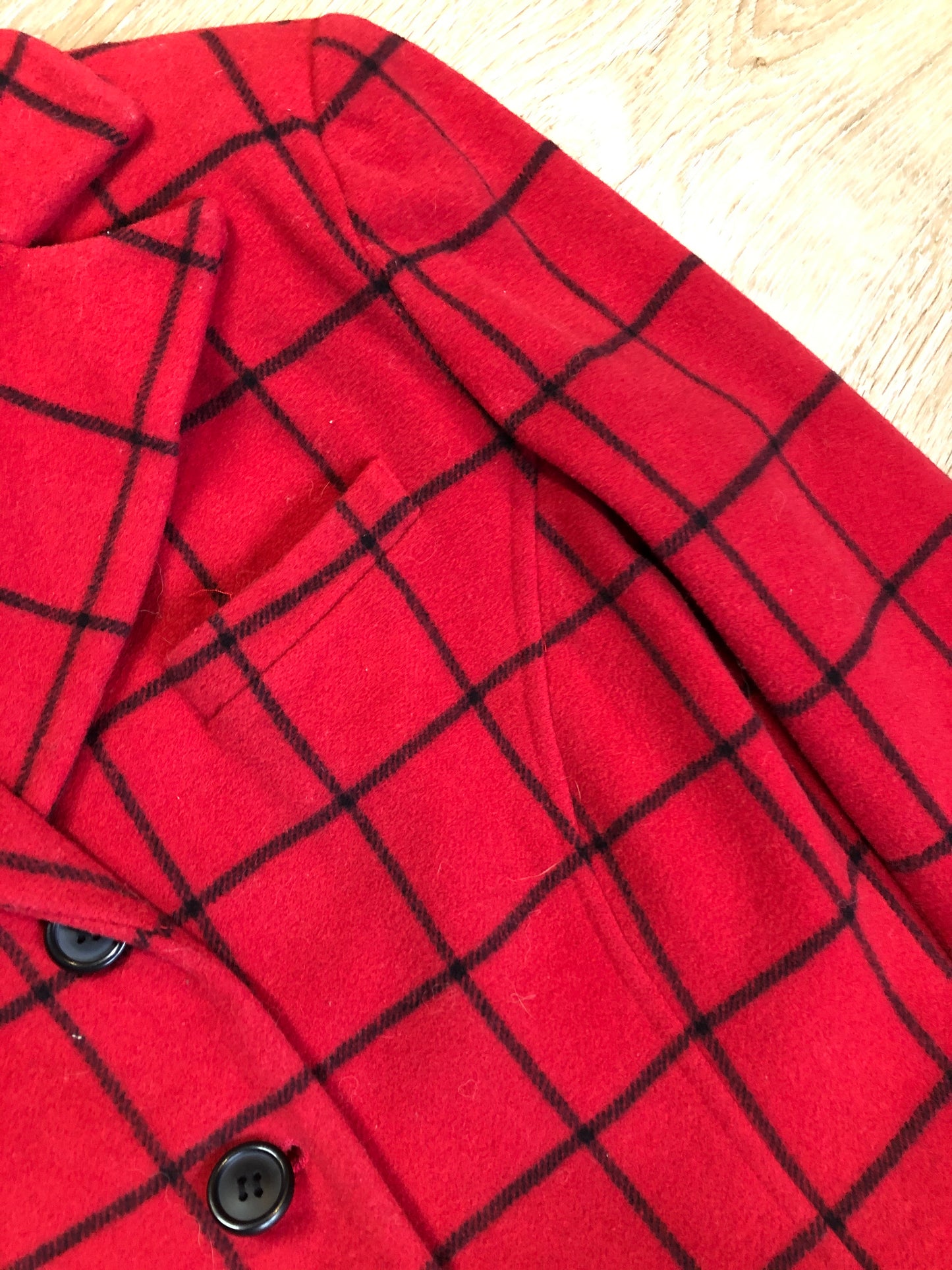 Kingspier Vintage - Vintage Ann Taylor red and black plaid wool jacket with button closures and one chest pocket. Size small.
Shoulder to shoulder - 17.5”
Shoulder to wrist - 22.5”
Under sleeve - 16.5”
Armpit to armpit - 19”
Armpit to hem - 10.5”
Bottom hem - 16”
*All items have been laid flat to measure.
This Jacket is in excellent condition.