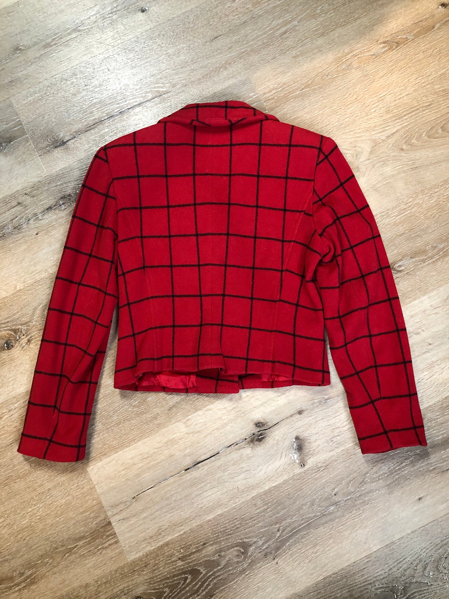 Kingspier Vintage - Vintage Ann Taylor red and black plaid wool jacket with button closures and one chest pocket. Size small.
Shoulder to shoulder - 17.5”
Shoulder to wrist - 22.5”
Under sleeve - 16.5”
Armpit to armpit - 19”
Armpit to hem - 10.5”
Bottom hem - 16”
*All items have been laid flat to measure.
This Jacket is in excellent condition.