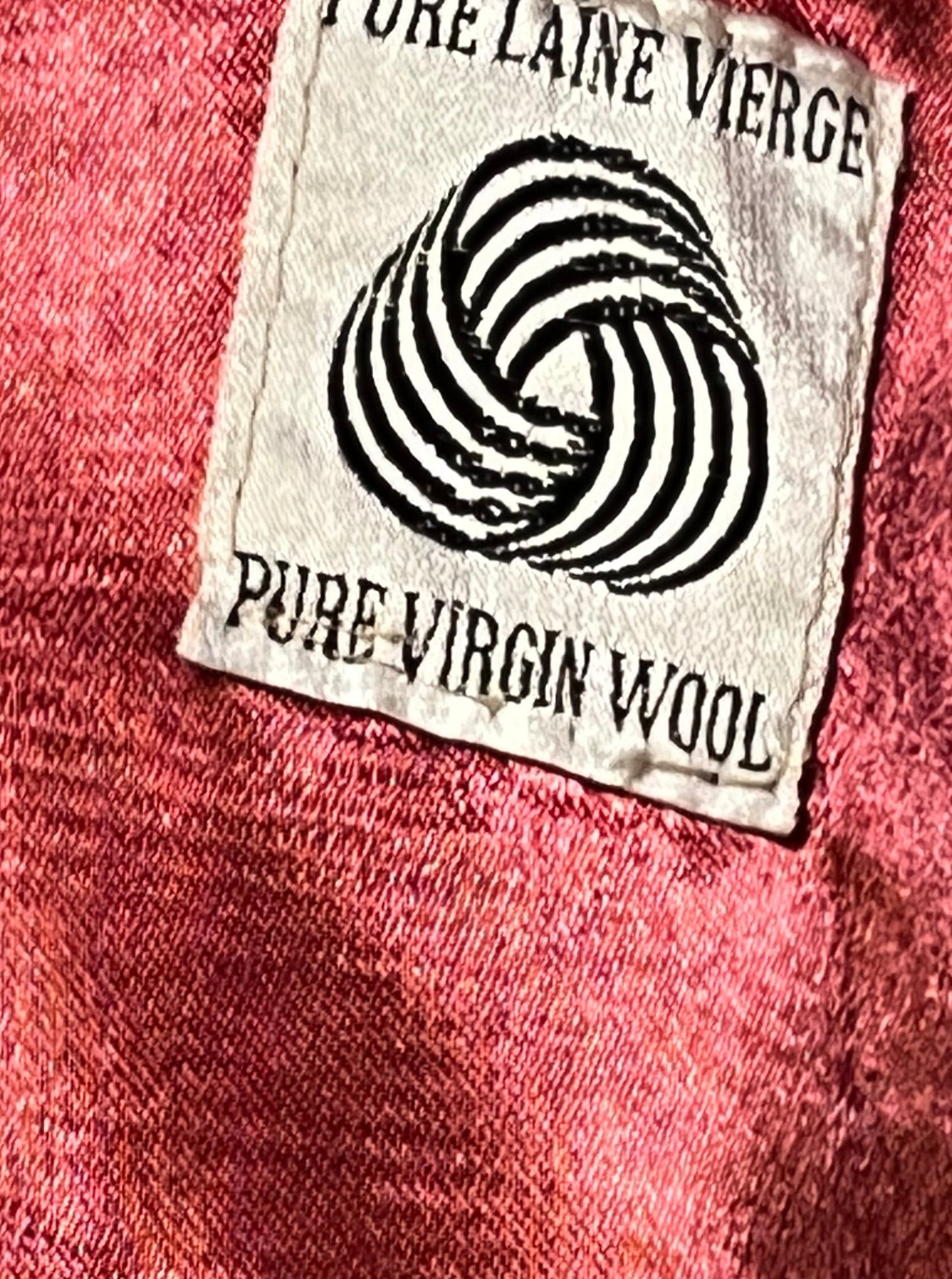 Vintage Shardik Fleece for Rainmaster red and black 100% pure virgin wool coat with belt, button closures, two front patch pockets and a satin lining.
Made in Canada
Chest 35”