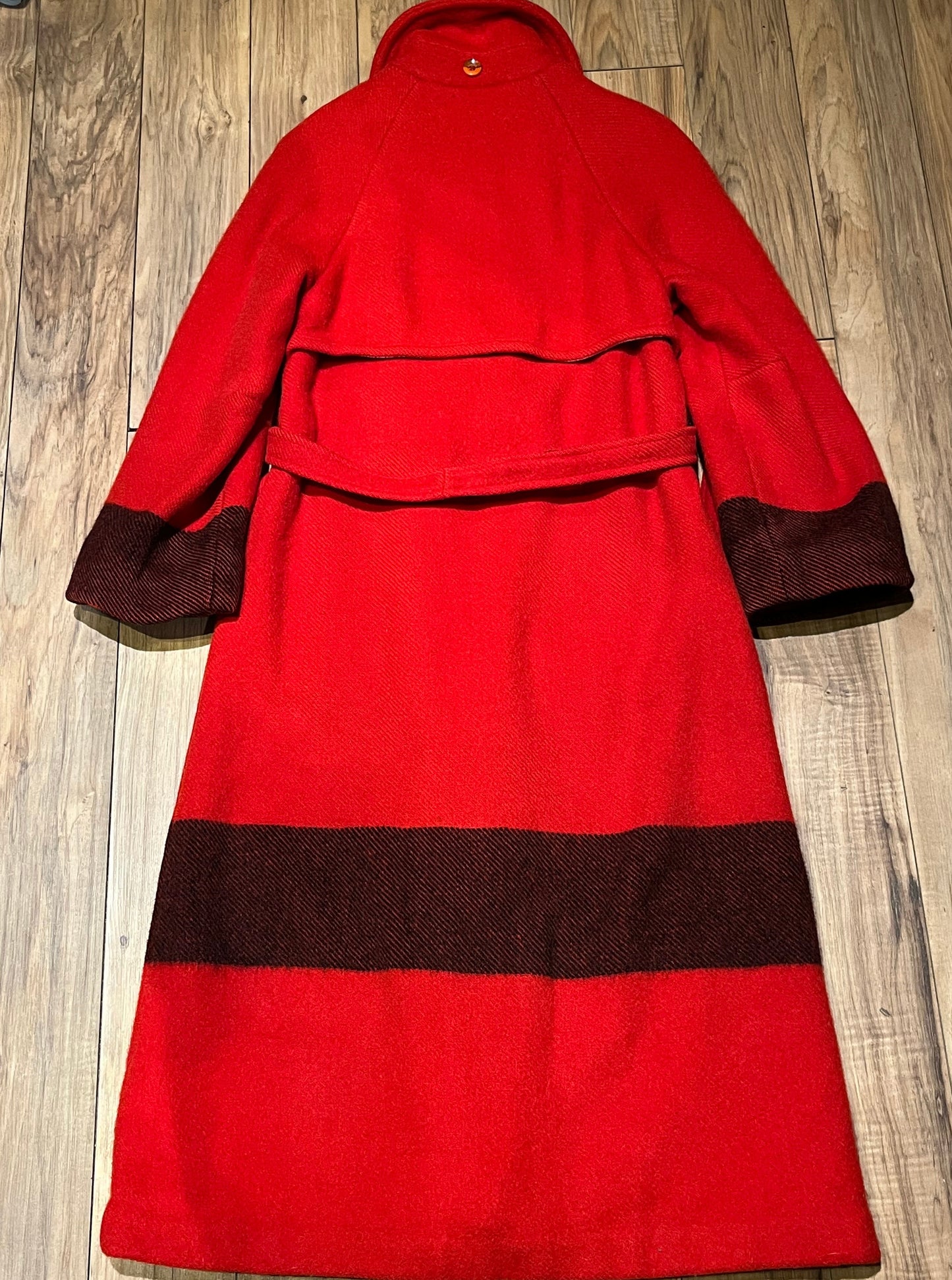 Vintage Shardik Fleece for Rainmaster red and black 100% pure virgin wool coat with belt, button closures, two front patch pockets and a satin lining.
Made in Canada
Chest 35”