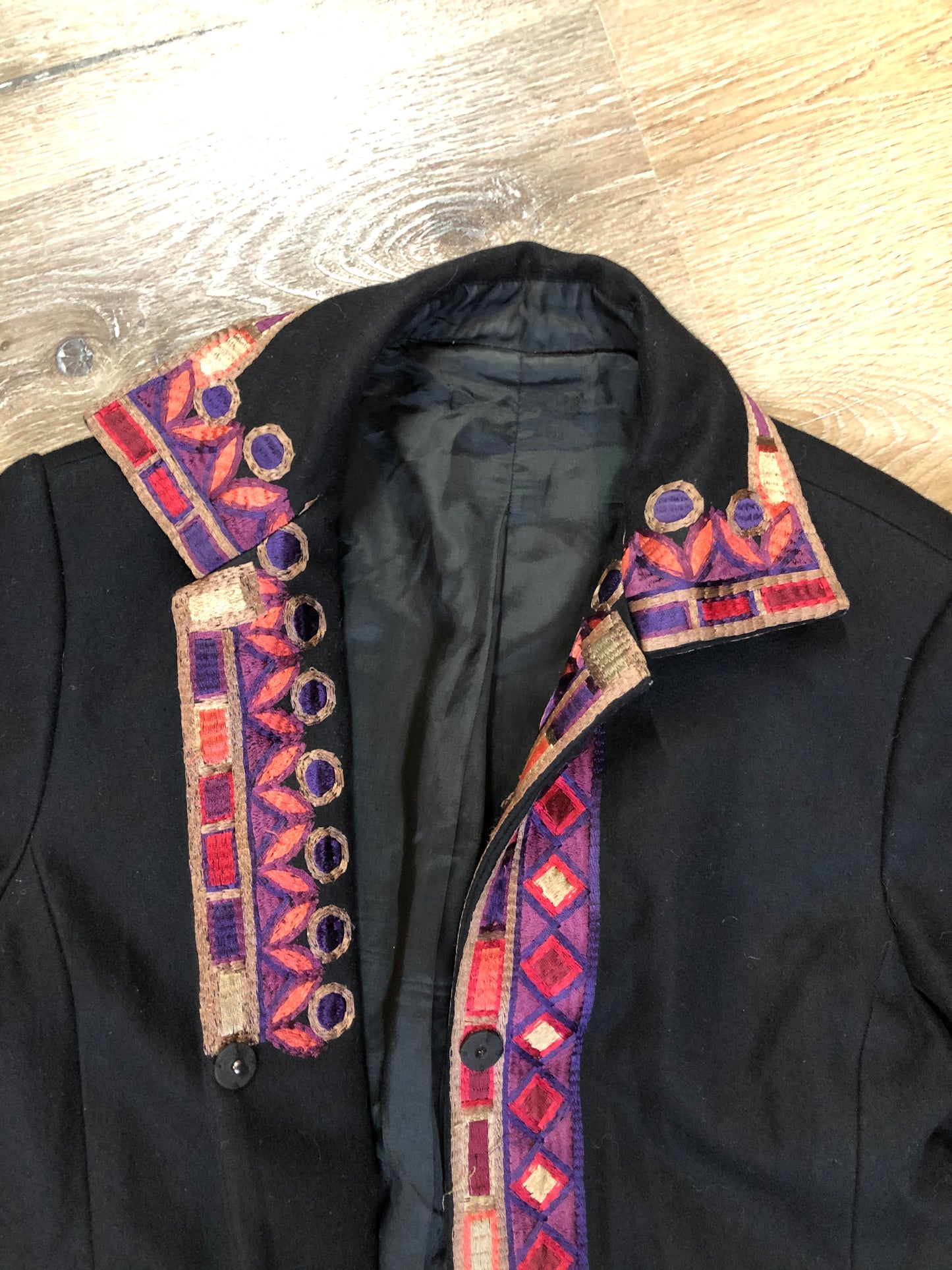 Kingspier Vintage - Black wool car coat with purple and pink flower motif embroidery, snap closures, and pockets. Size small/ medium.
Shoulder to shoulder - 17”
Shoulder to wrist - 24”
Under sleeve - 17.5”
Armpit to armpit - 19”
Armpit to hem - 27”
Bottom hem - 24”
*All items have been laid flat to measure.
This coat is in excellent condition.