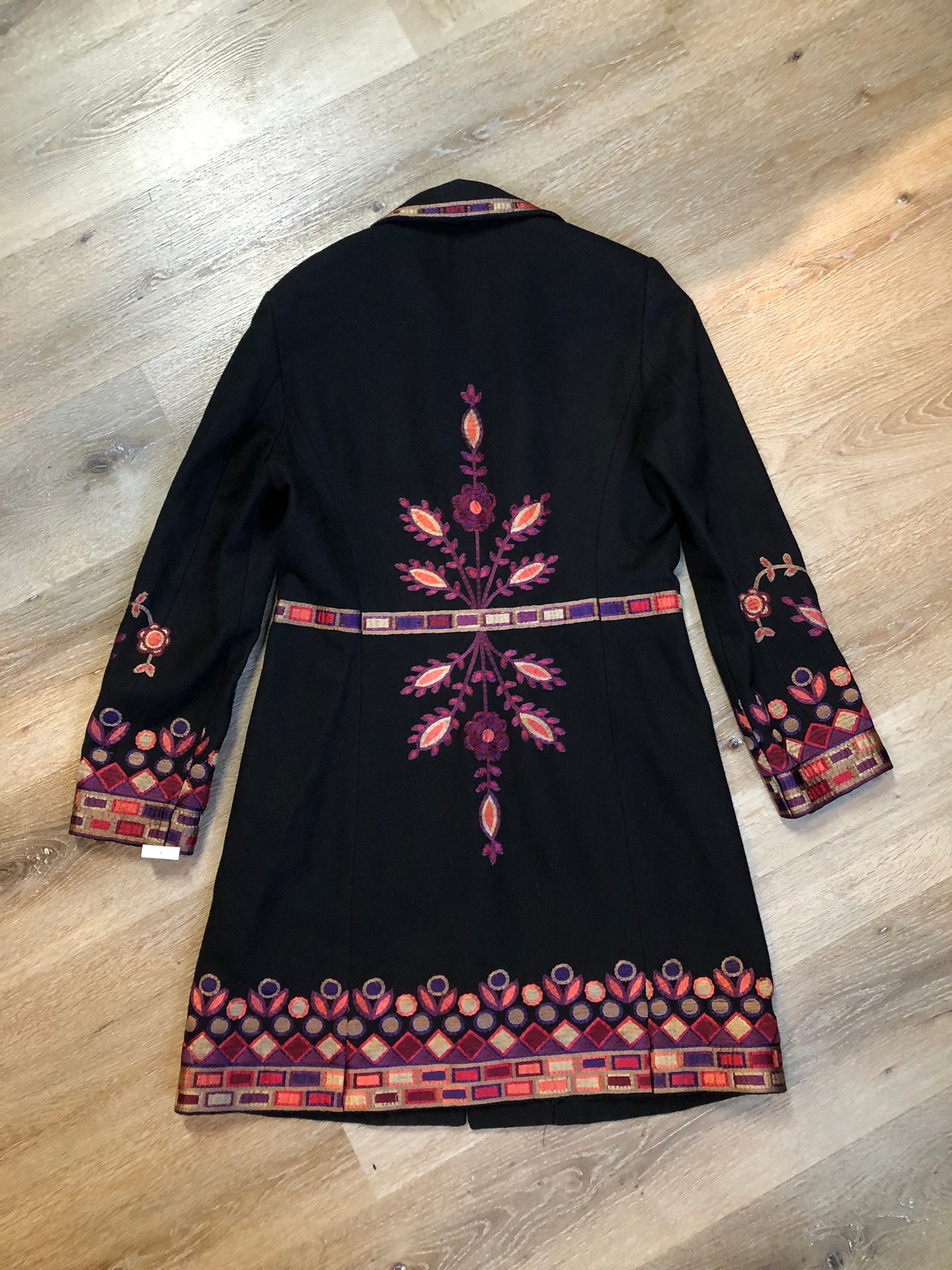 Kingspier Vintage - Black wool car coat with purple and pink flower motif embroidery, snap closures, and pockets. Size small/ medium.
Shoulder to shoulder - 17”
Shoulder to wrist - 24”
Under sleeve - 17.5”
Armpit to armpit - 19”
Armpit to hem - 27”
Bottom hem - 24”
*All items have been laid flat to measure.
This coat is in excellent condition.